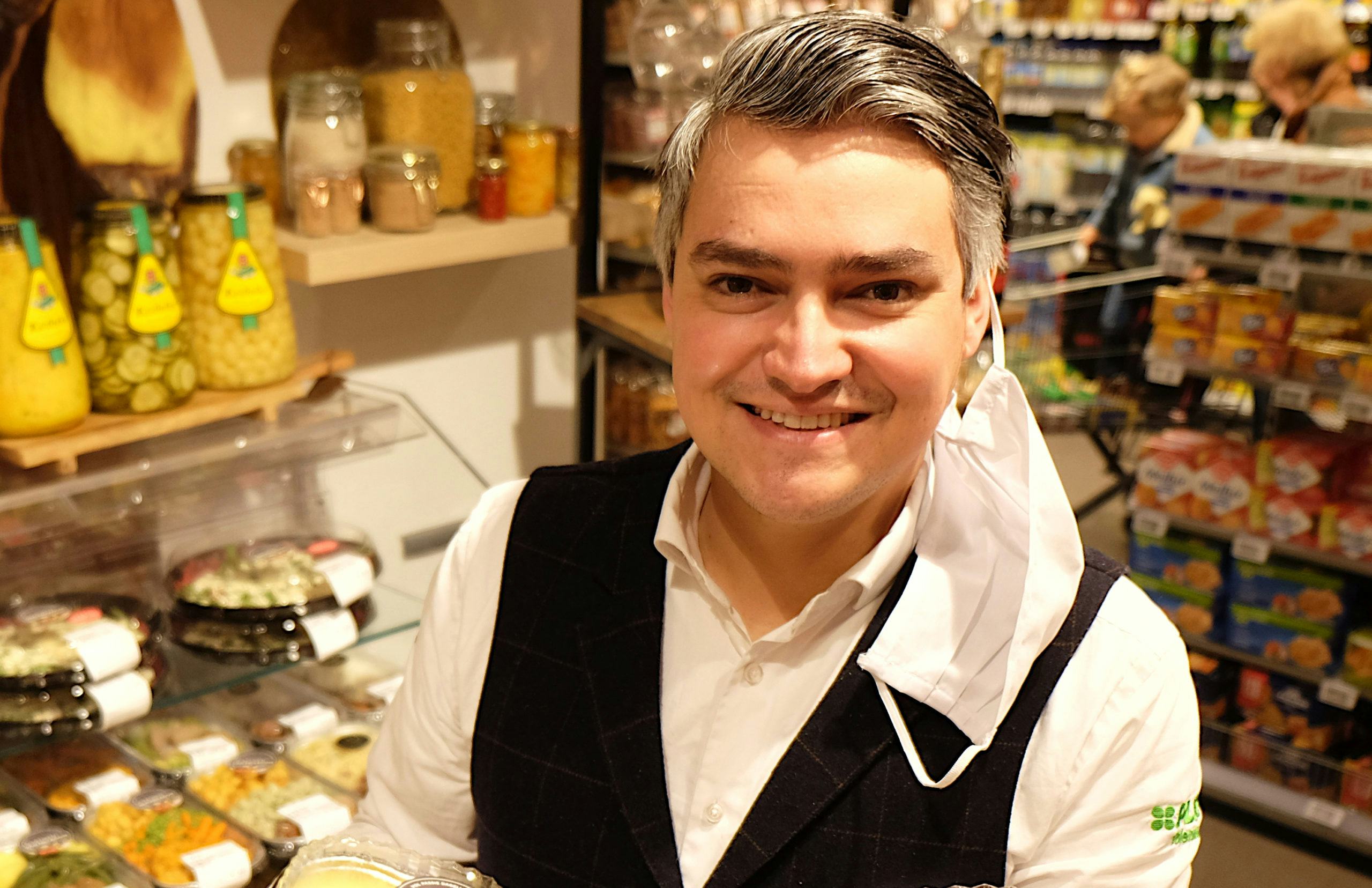 Serdar Tolenaar in zijn Plus. Foto: Distrifood.