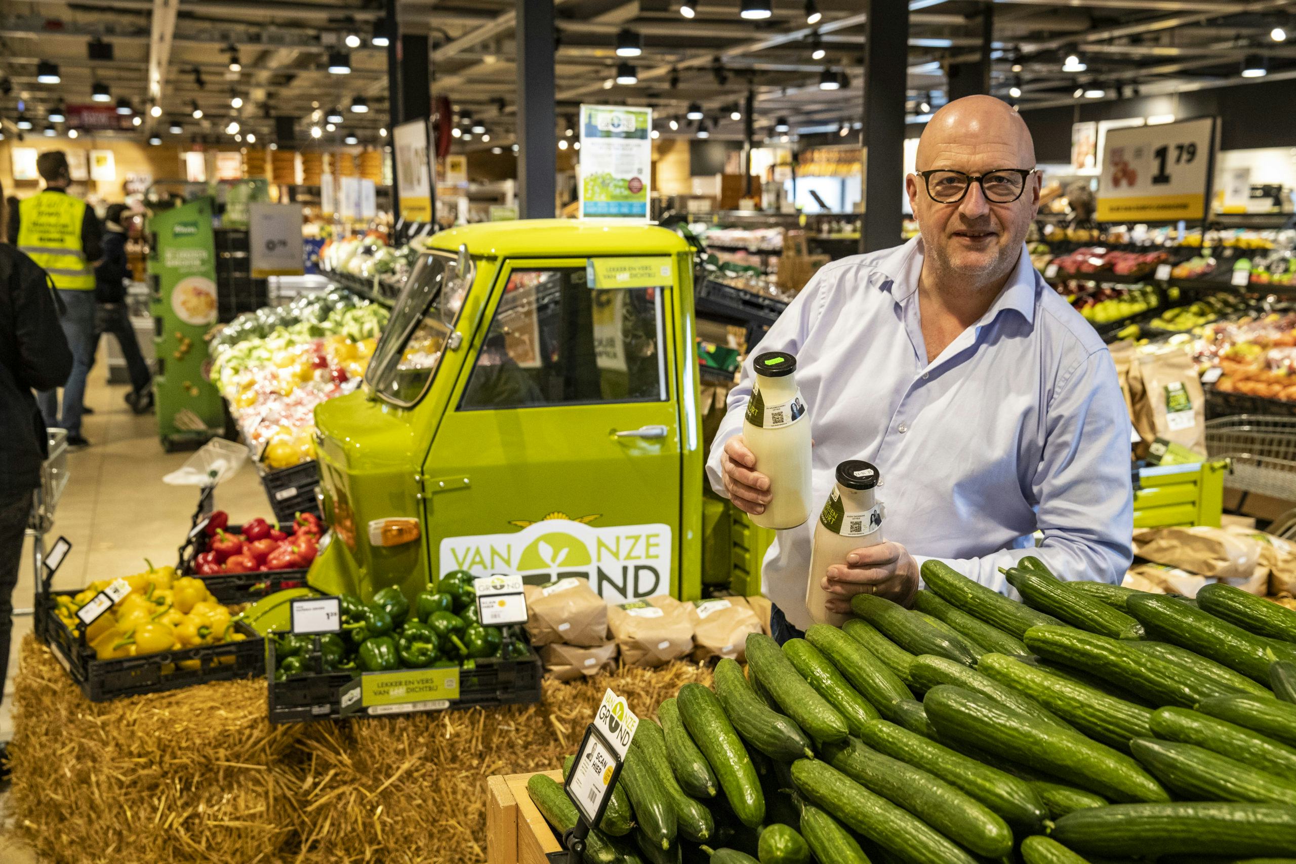 Jumbo-ondernemer Hans Kok tussen de lokale Van Onze Grond-producten. Foto: Ronald Hissink