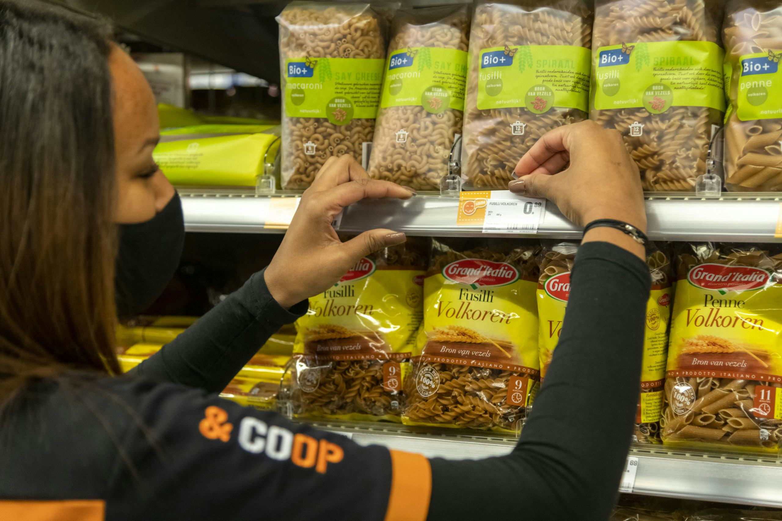 Klanten zullen door de hoge inflatie scherper op de prijzen gaan letten, aldus het Nibud. Foto: Jan Willem Houweling