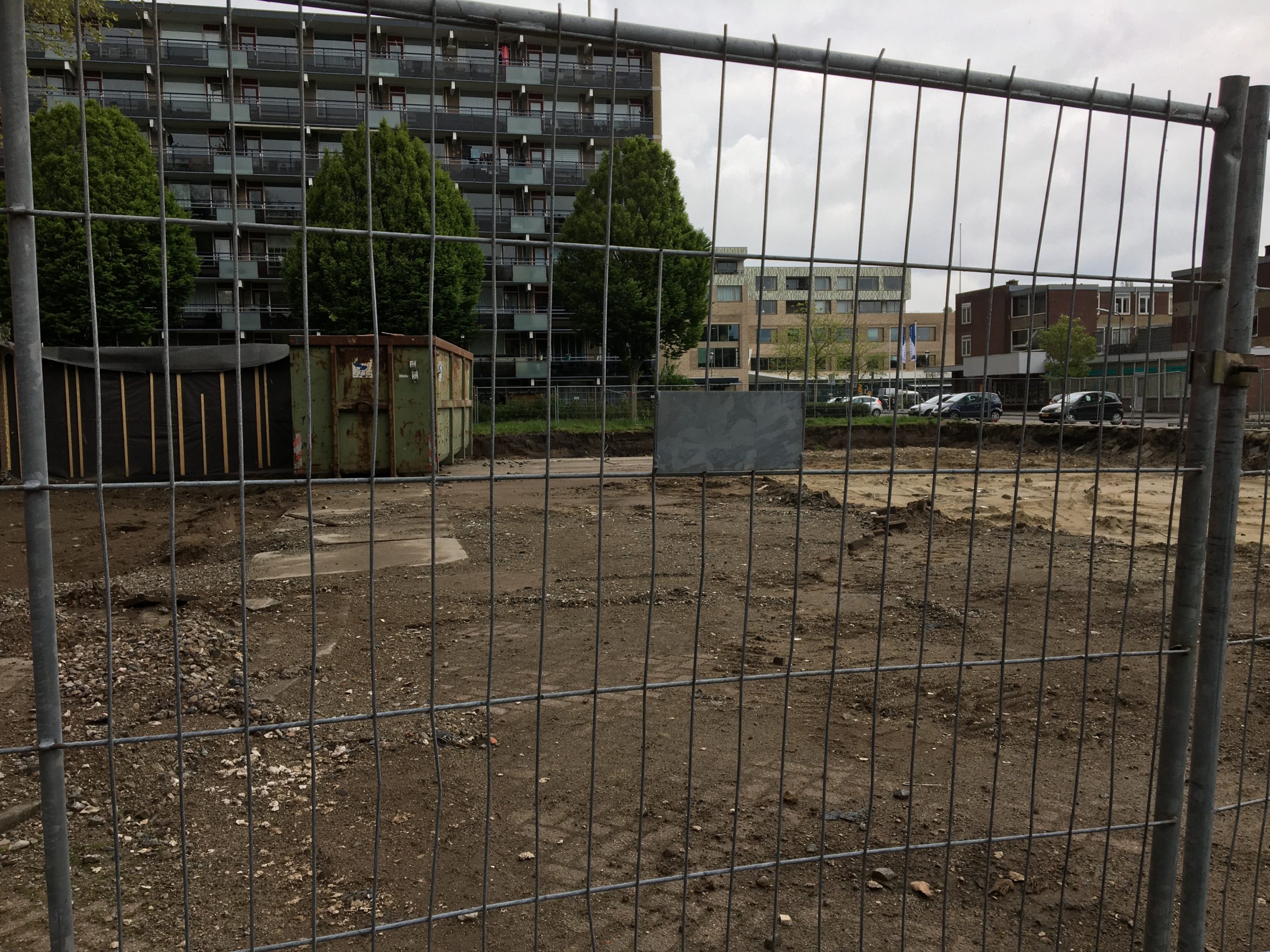 De garagebox van Plus-ondernemer Gert Smit op toen nog een braakliggend terrein in Bilthoven. Foto: Distrifood