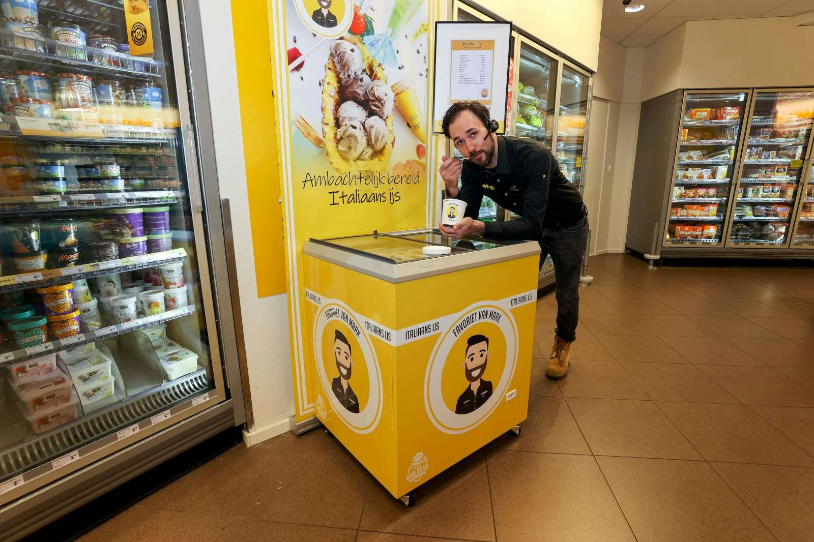 Kw-manager Mark Coort met zijn 'favoriet': ambachtelijk Italiaans schepijs. Foto: Bert Jansen