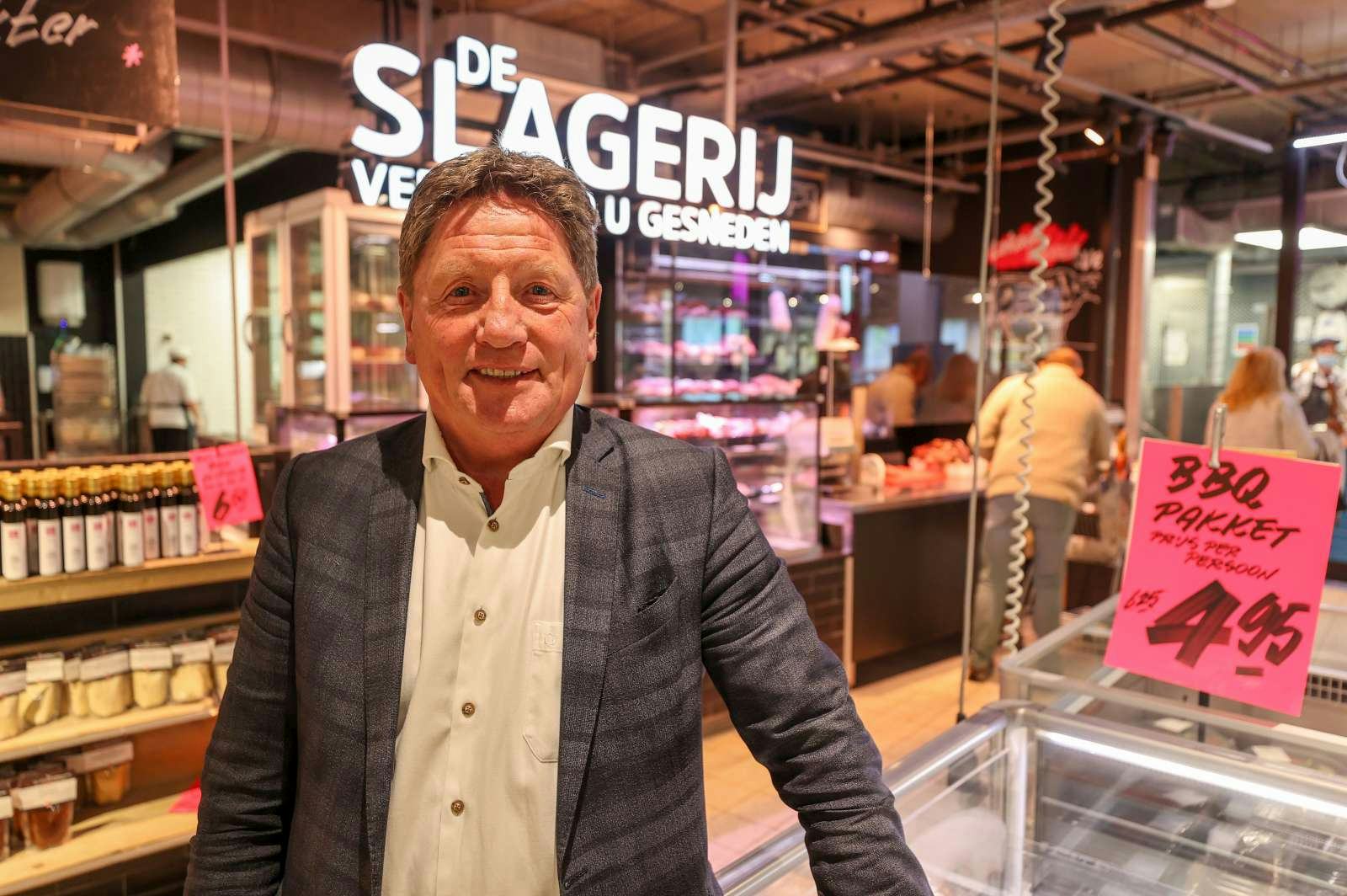 Ondernemer Geert Benders voor de slagerij van zijn blurring-concept Beej Benders. Foto: Bert Jansen