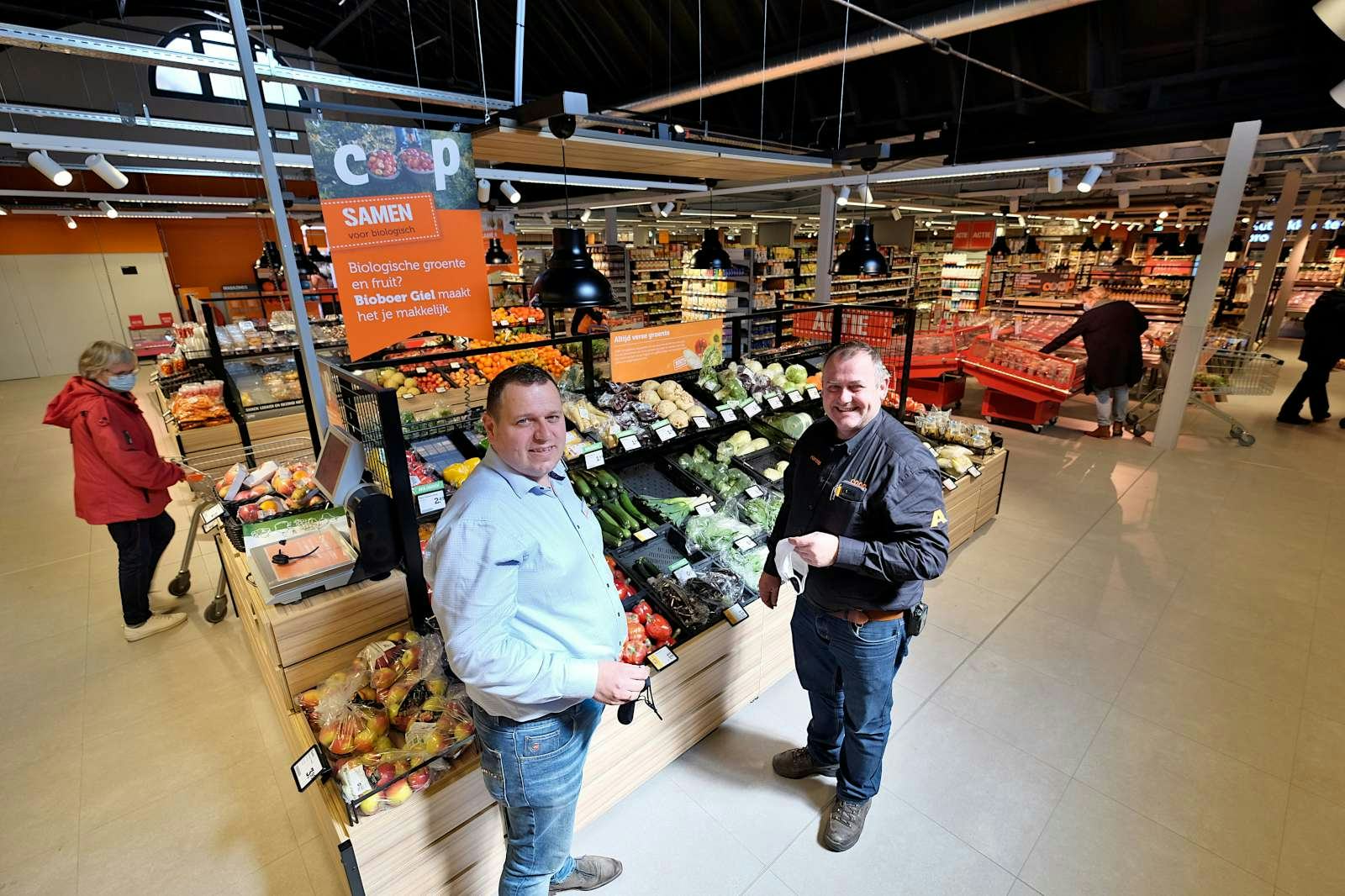 Harold Aalderink (rechts) en supermarktmanager Daniël Schepel, die beoogd opvolger is van de ondernemer. Foto: Distrifood