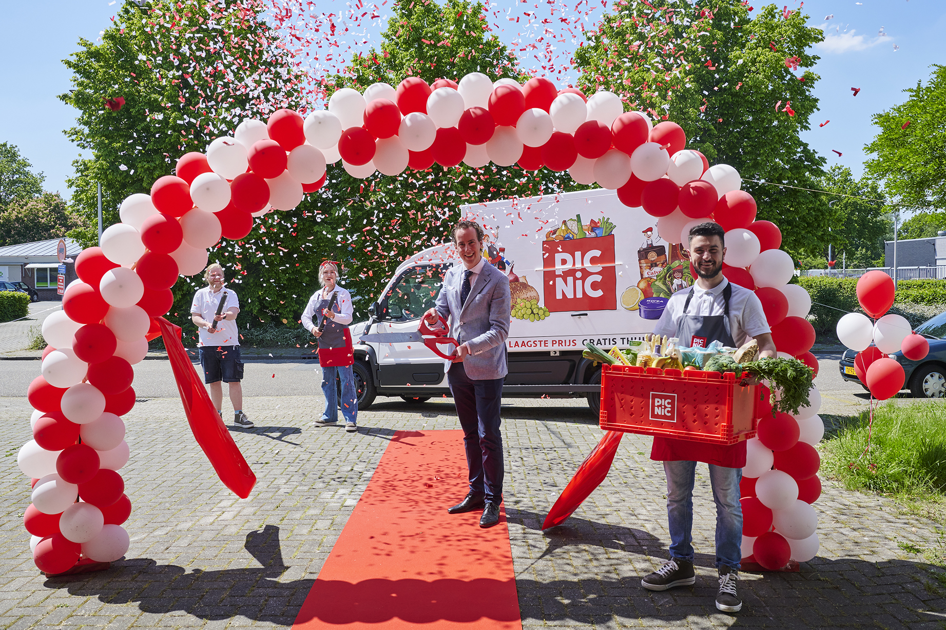 De grotere bezorgwagen staat op de achtergrond. Foto: Picnic