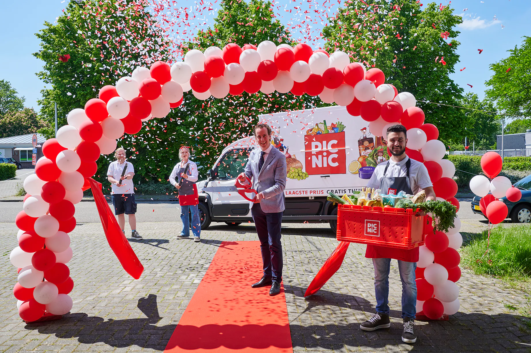Picnic rijdt met grotere wagen in Almelo