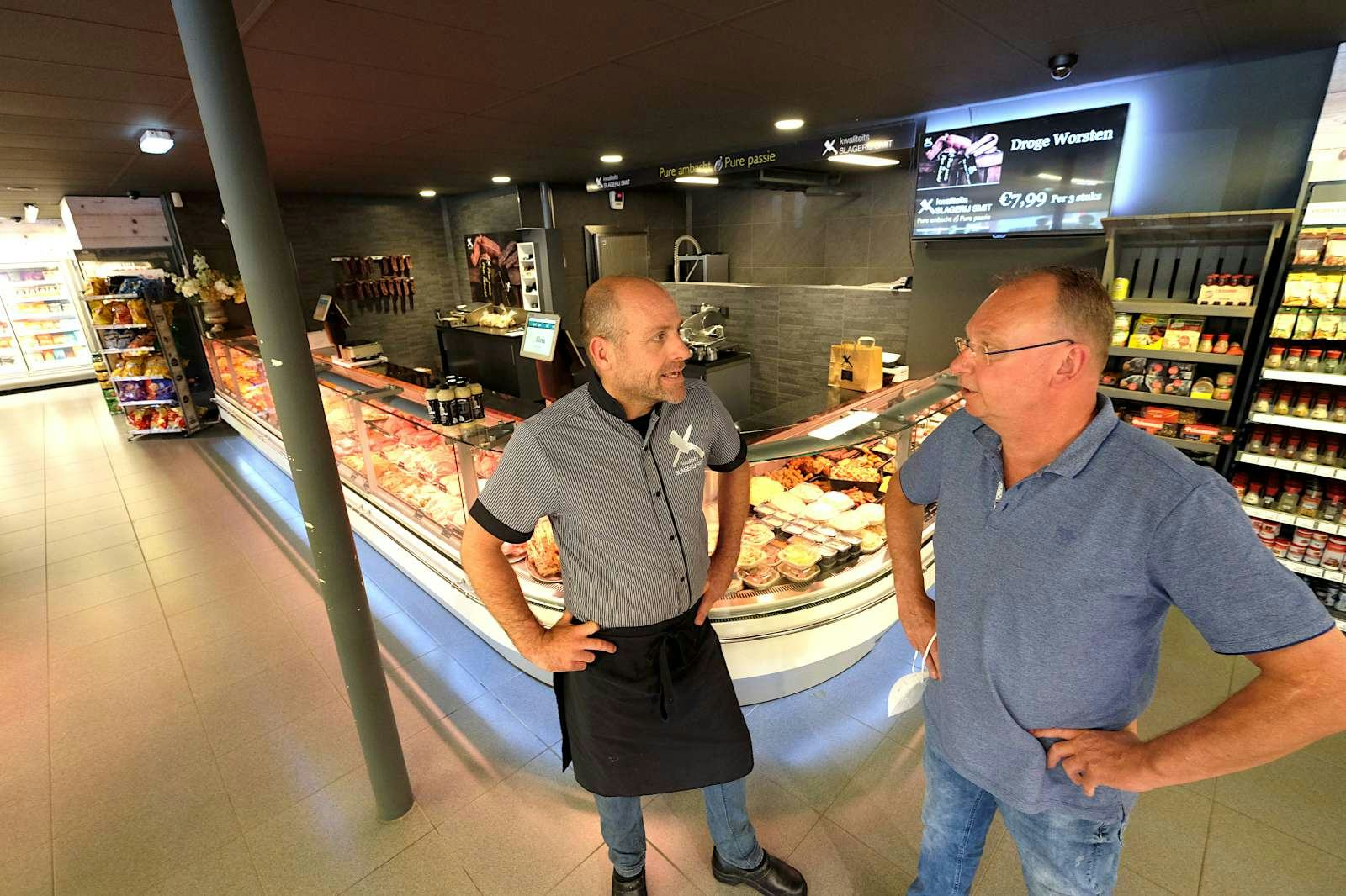 Spar-ondernemer Jan Pomp (rechts) en slager Dennie  Smit. ‘Dit is een win-winsituatie, ook voor de klanten.’ Foto: Distrifood