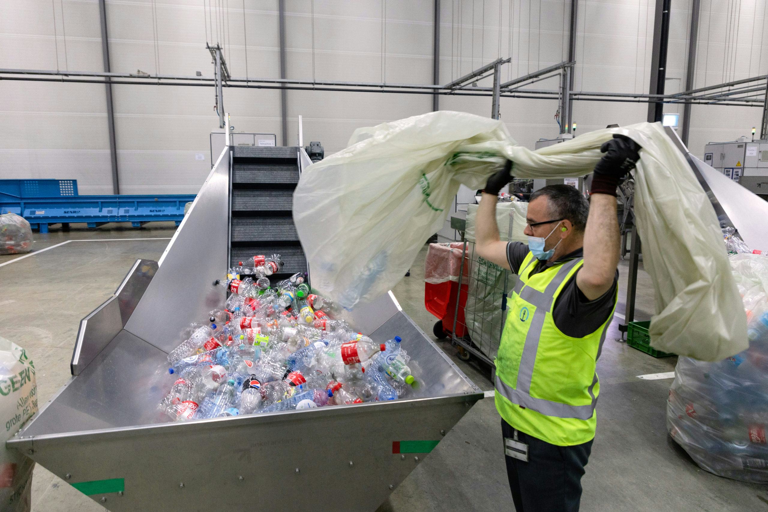 In elke zak zitten zo'n 240 grote plastic flessen. Foto: Herbert Wiggerman