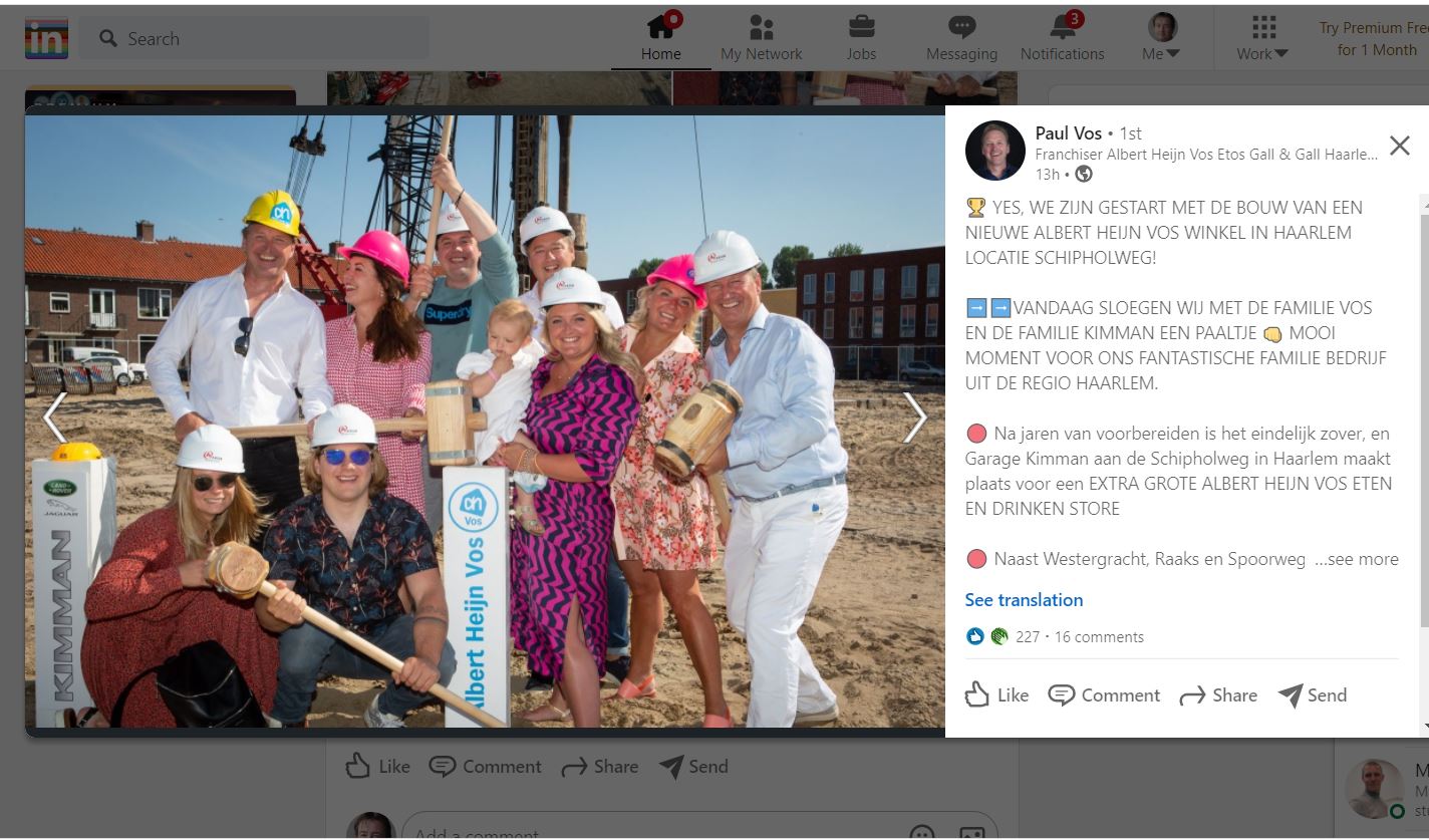 AH Vos slaat eerste paal van de nu geopende winkel.  Foto: archief knipsel Linkedin