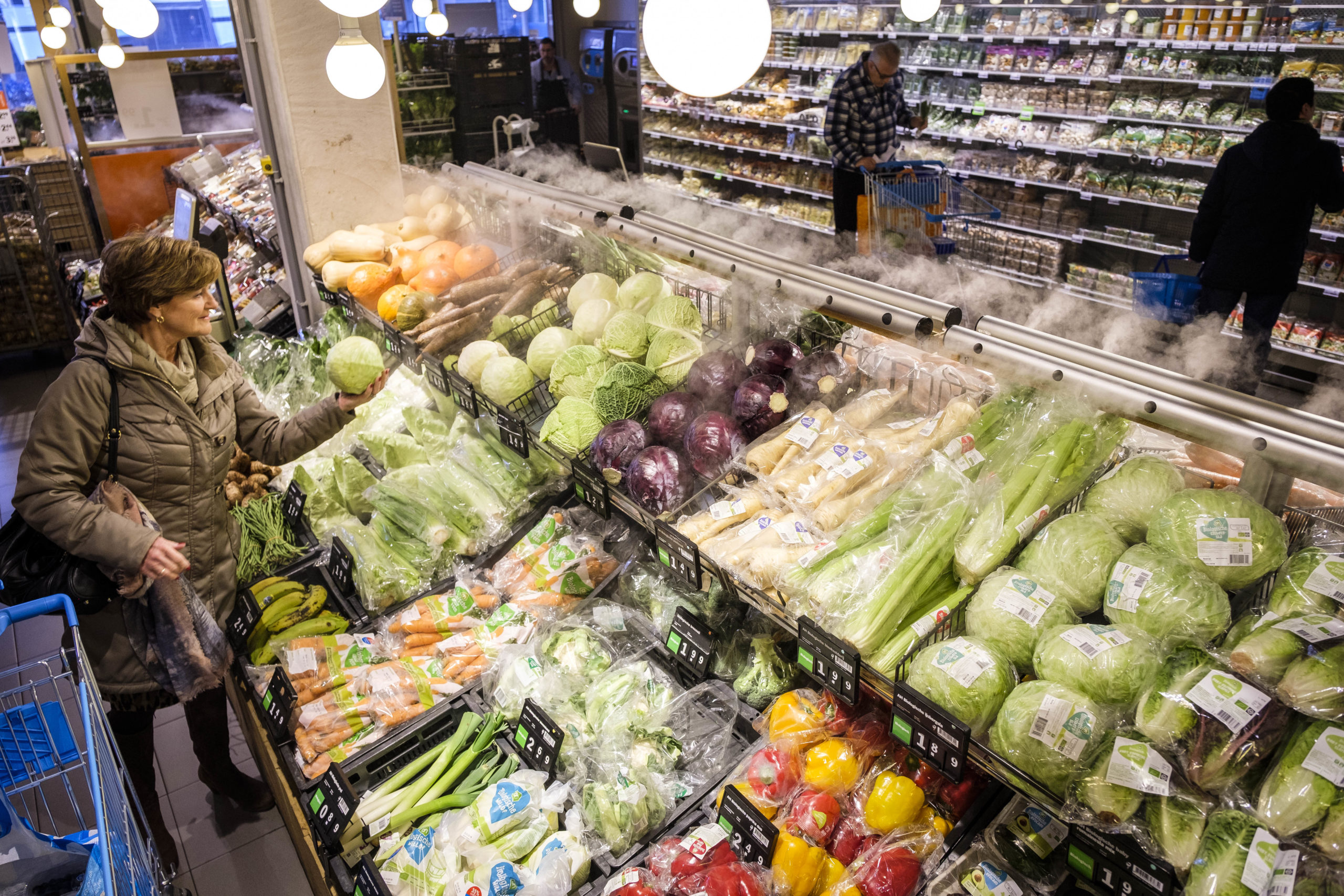 Foto: Roel Dijkstra Fotografie/Fred Libochant


Leidschendam / bij Albert Heijn XL wordt op de agf een proef uitgevoerd met 'dry misting'. Het opmerkelijke is dat verpakte groente ook onder de mist zitten. Die mist komt uit een vernevelaar