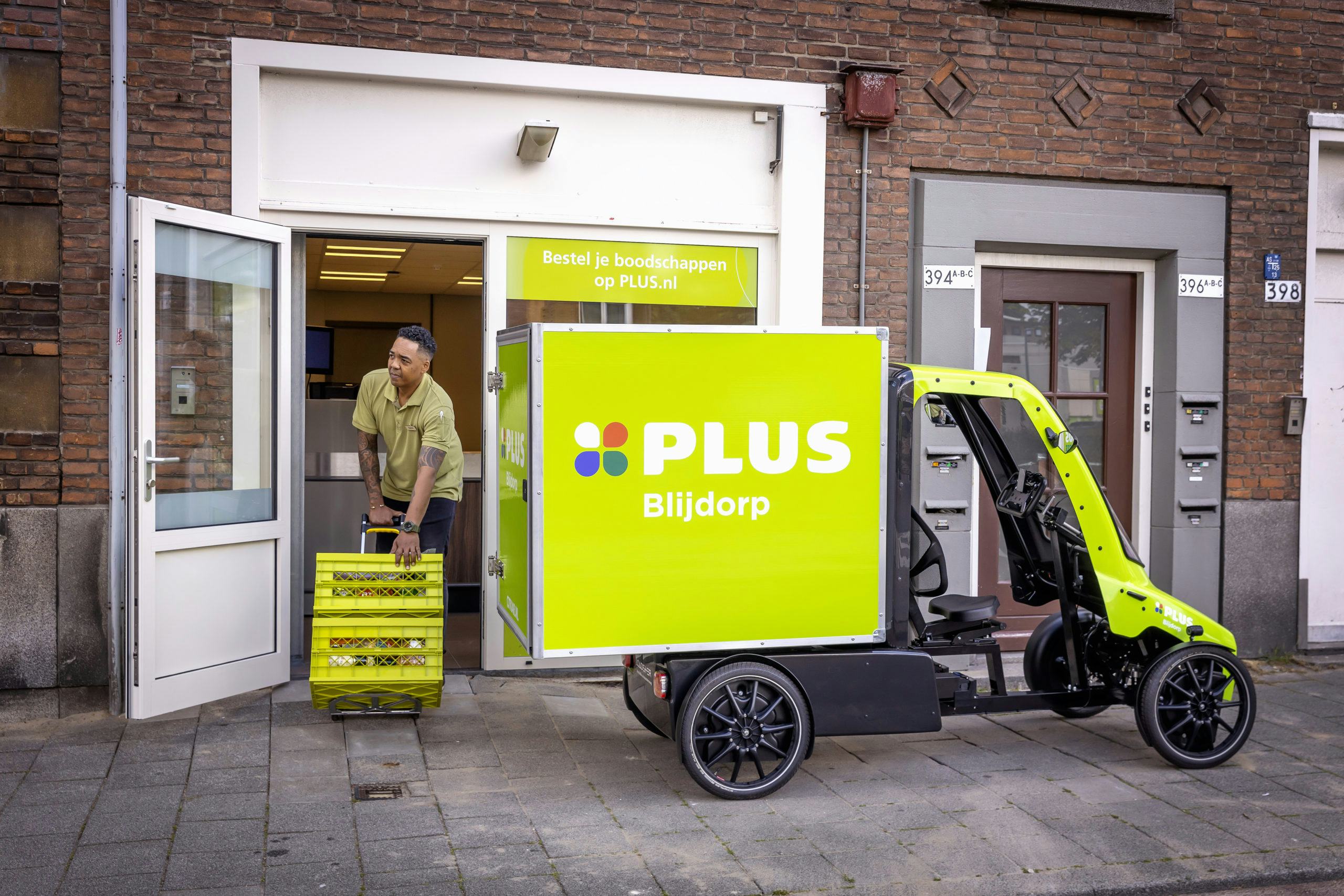 Plus Blijdorp bezorgt boodschappen met een elektrische fietsmobiel. (C)Roel Dijkstra-Vlaardingen - Foto Dennis Wisse
