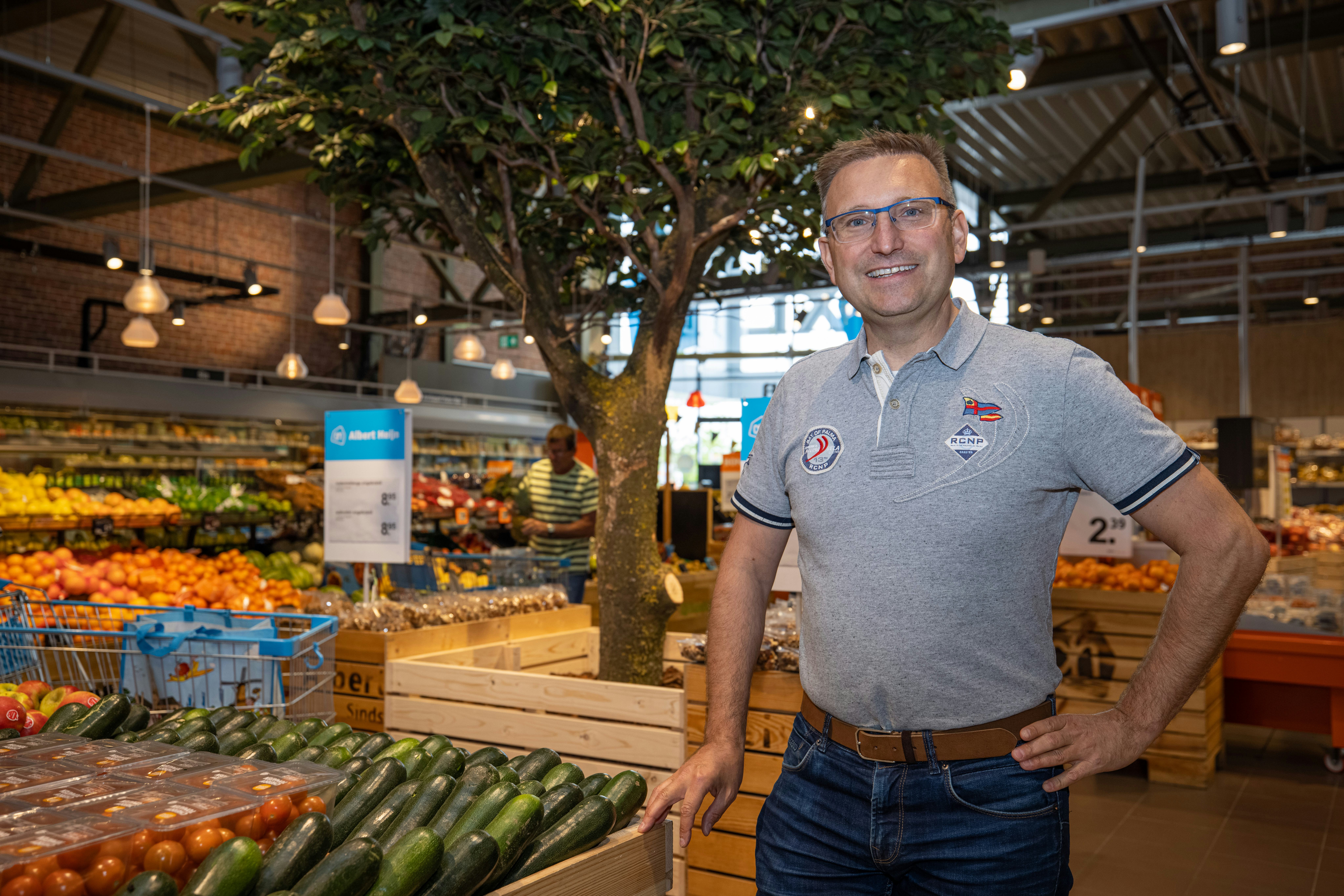 Ivo Mattheeuws voor een van de bomen waarmee hij zijn versafdeling heeft verfraaid. Foto: Peter Roek
