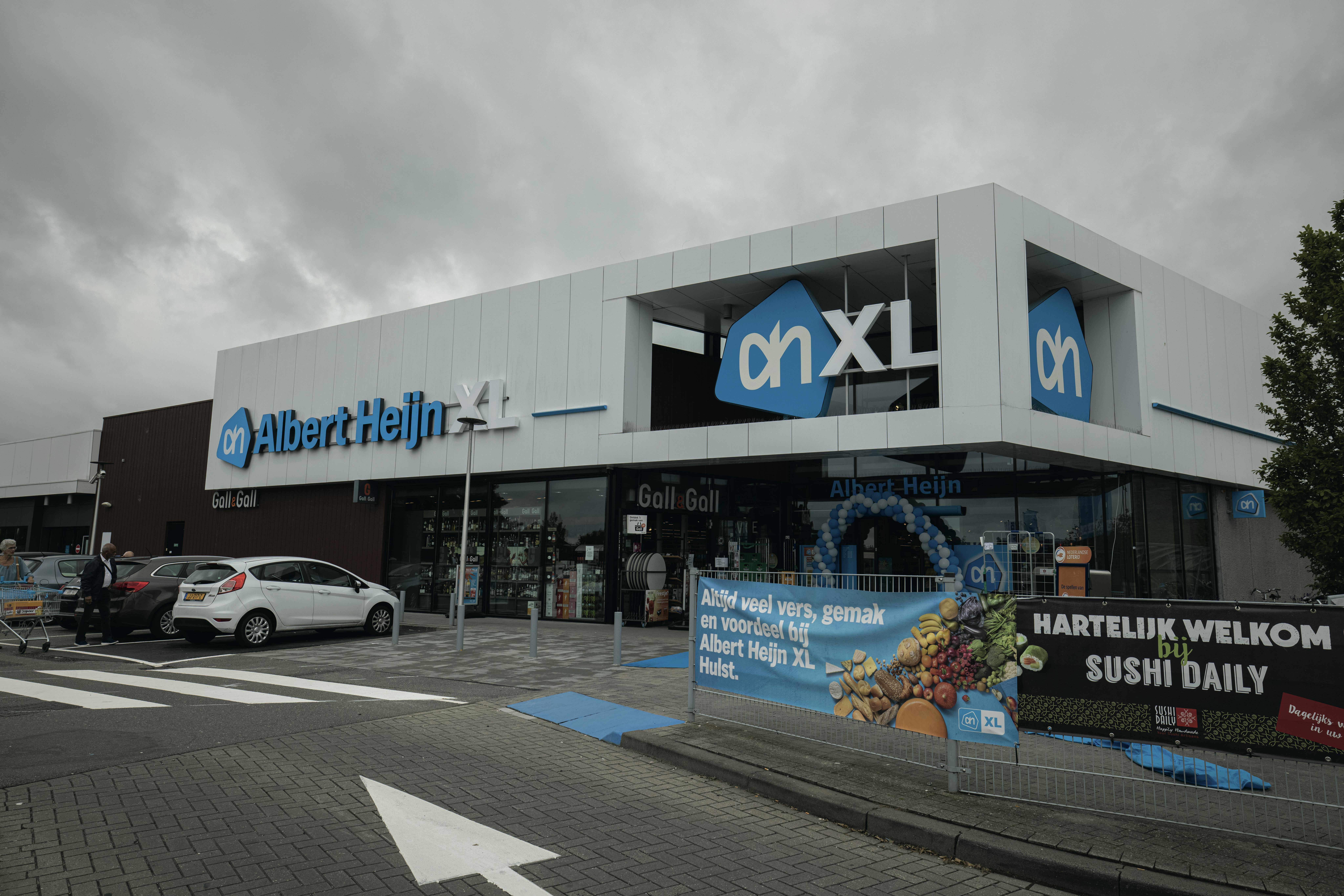 AH-franchiser Ivo Mattheeuws belooft zijn klanten in de AH XL een enorme keuze in vers. Ook zijn speciale XL-aanbiedingen te vinden in de vernieuwde winkel. Foto: Peter Roek