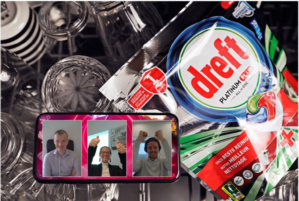 Thijs van den Bert en Hanneke Spruyt horen dat Dreft Platinum Plus de categorie-Wheel heeft gewonnen. Foto: Michel Zoeter/bewerking: Colorscan