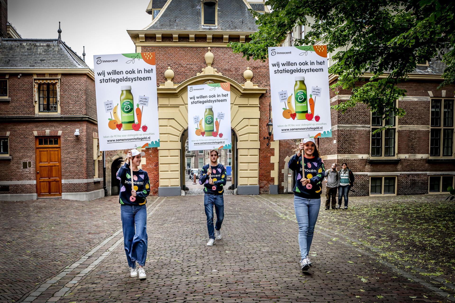 Innocent demonstreerde vandaag al op het Binnenhof in Den Haag. De fabrikant wil toegelaten worden tot het Nederlandse statiegeld systeem met zijn sap- en smoothieflessen. Deze flessen vallen buiten tot nu toe buiten de statiegeldverplichting voor kleine flessen die  vandaag is ingegaan. Foto Innocent.