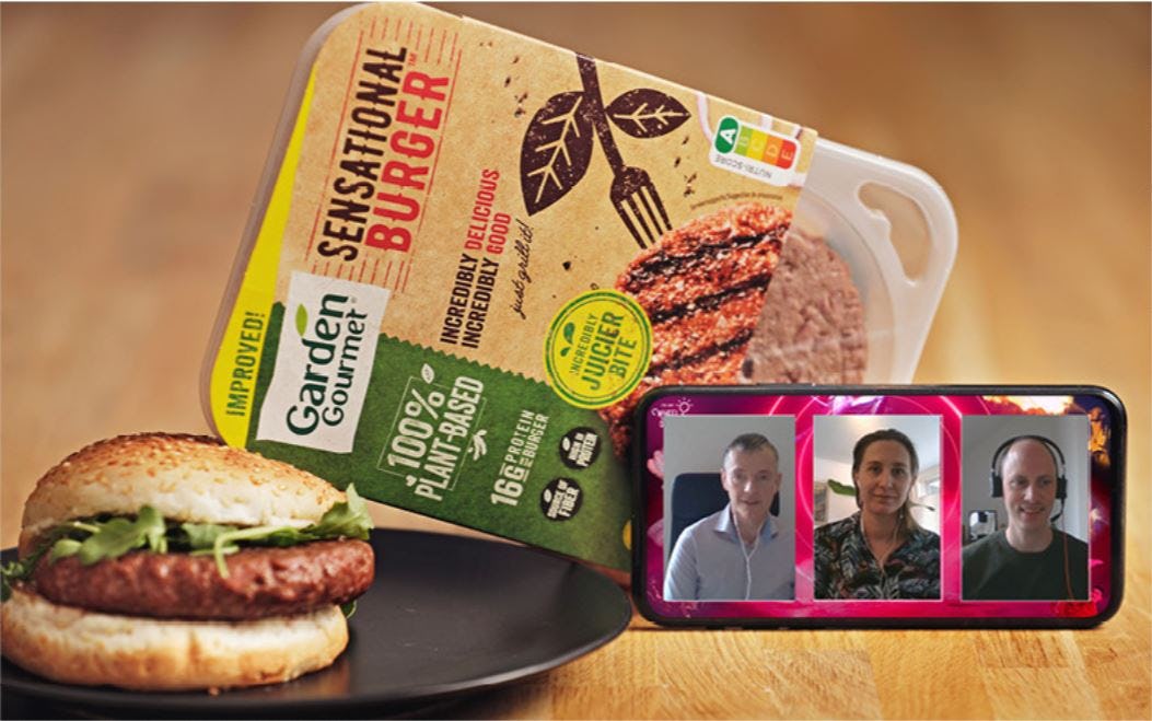 Riëtte Swart en Philip Pennings horen van de Distrifood-hoofdredacteur dat Garden Gourmet Sensational Burgers wint in de nieuwe categorie Vleesvervangers. Foto: Michel Zoeter/bewerking: Colorscan