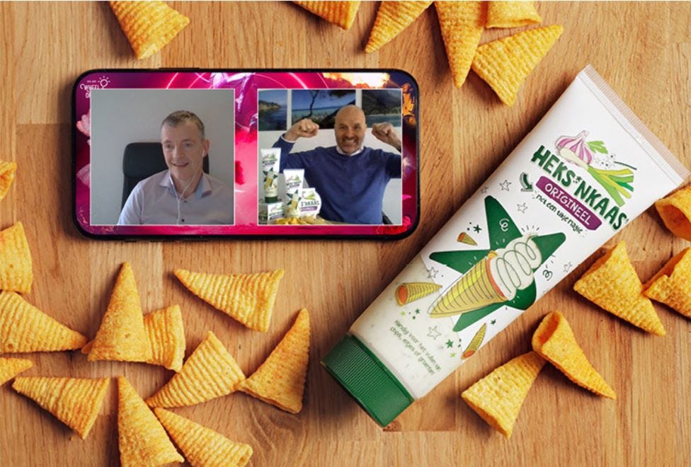 Herbert Wesselink krijgt de felicitaties van Distrifood-hoofdredacteur Peter Garstenveld voor de overwinning met Heks’nkaas tube. Foto: Michel Zoeter/bewerking: Colorscan
