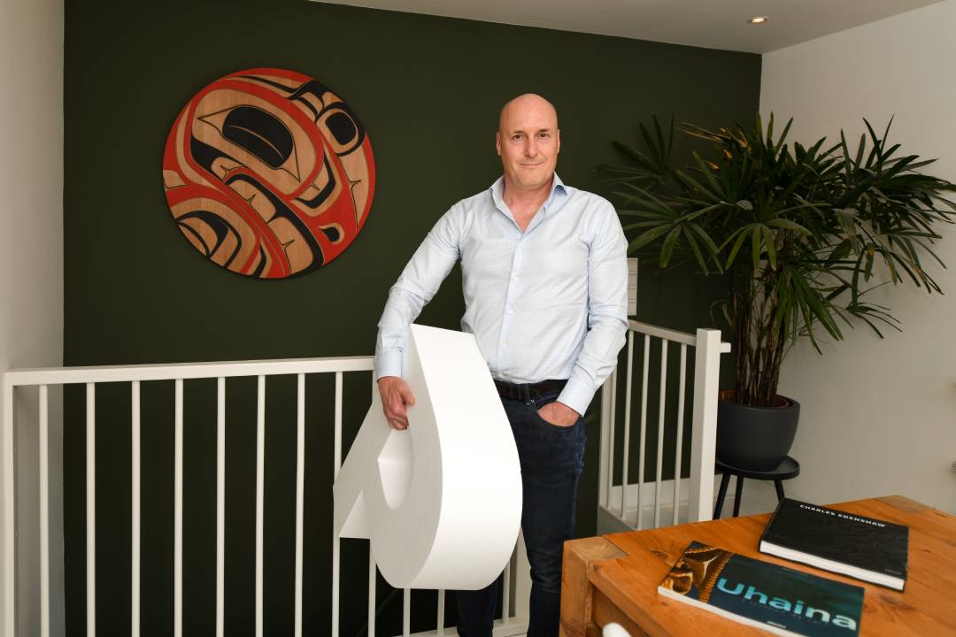 Branding-expert Andy Mosmans: ‘Een merk, een totem, moet hoop en goed nieuws uitstralen. Mensen zitten niet te wachten op slechte boodschappen van merken.’	Foto: Leo Koomen