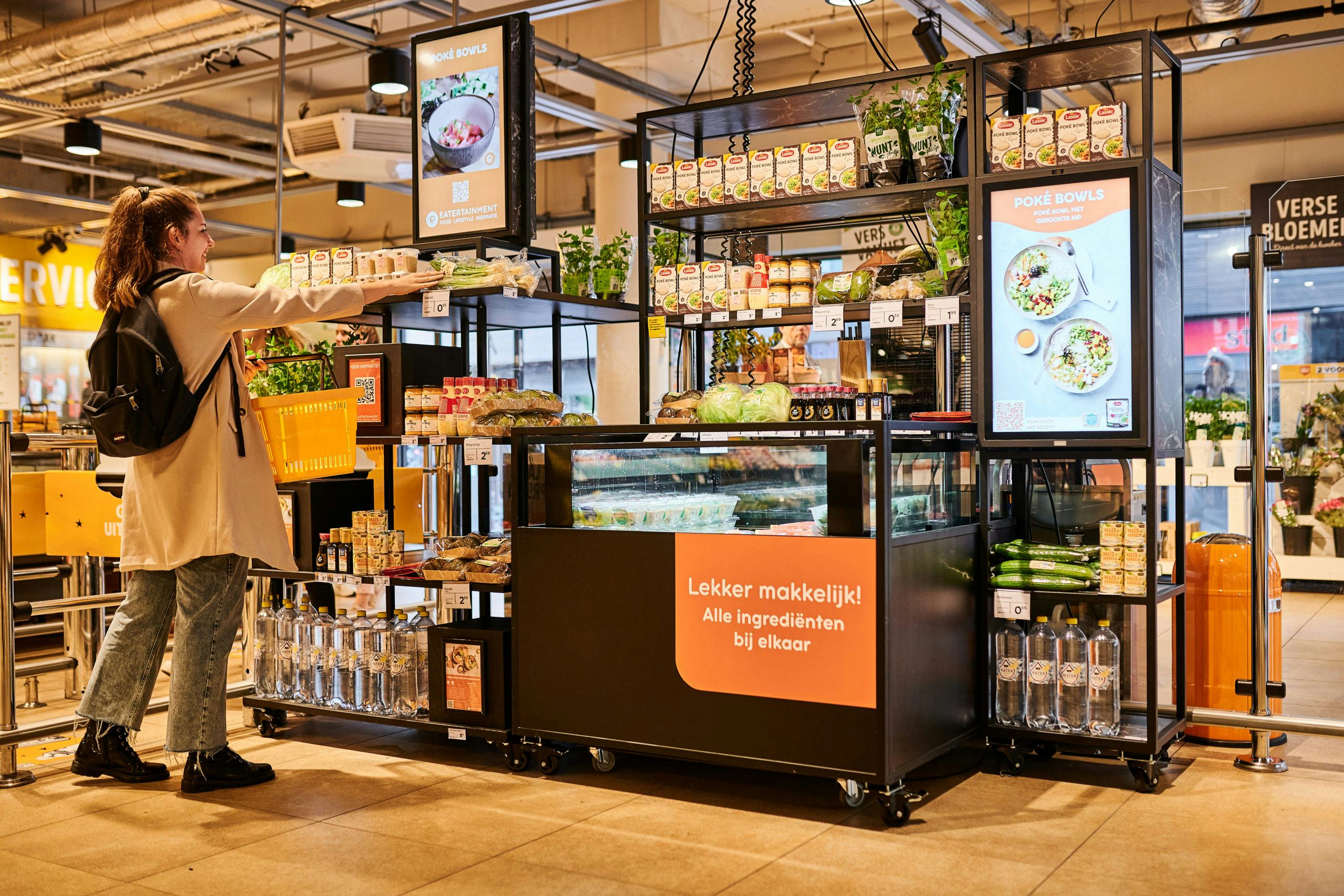 Het concept van Eatertainment in de praktijd bij Jumbo Maripaan in Groningen. Klanten kunnen van het meubel aan het begin van de winkel ingrediënten pakken om dan vervolgens met behulp van een online recept en video's hun eigen maaltijd bereiden. Foto Eatertainment. 