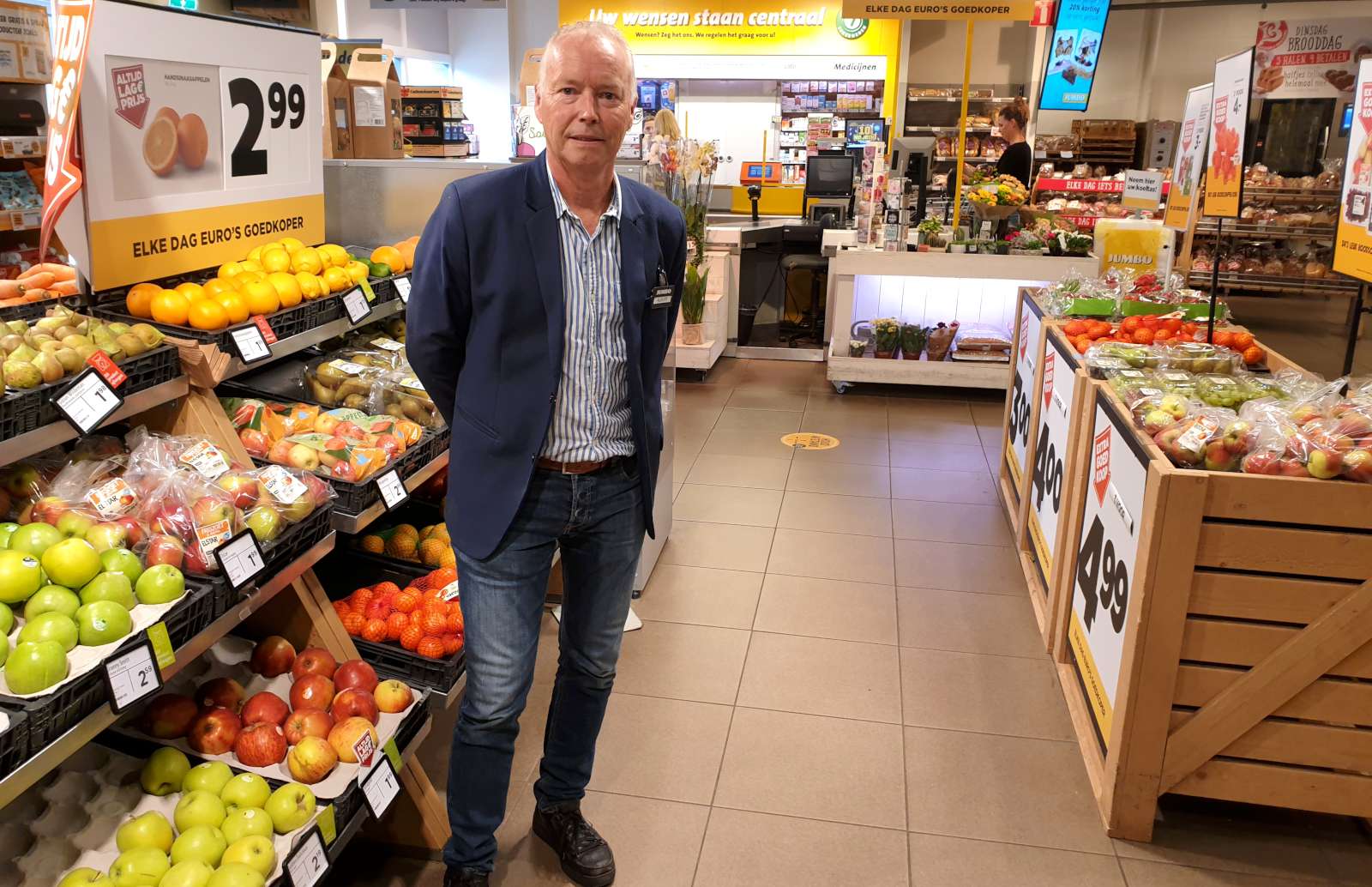 Albert van den Bogaard in de dorps-Jumbo. ‘We bieden een volledig assortiment, maar ze komen alleen voor vergeten boodschappen.’ Foto’s: Distrifood