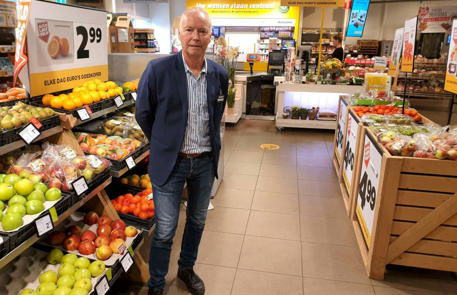 Albert van den Bogaard in de dorps-Jumbo. ‘We bieden een volledig assortiment, maar ze komen alleen voor vergeten boodschappen.’ Foto’s: Distrifood