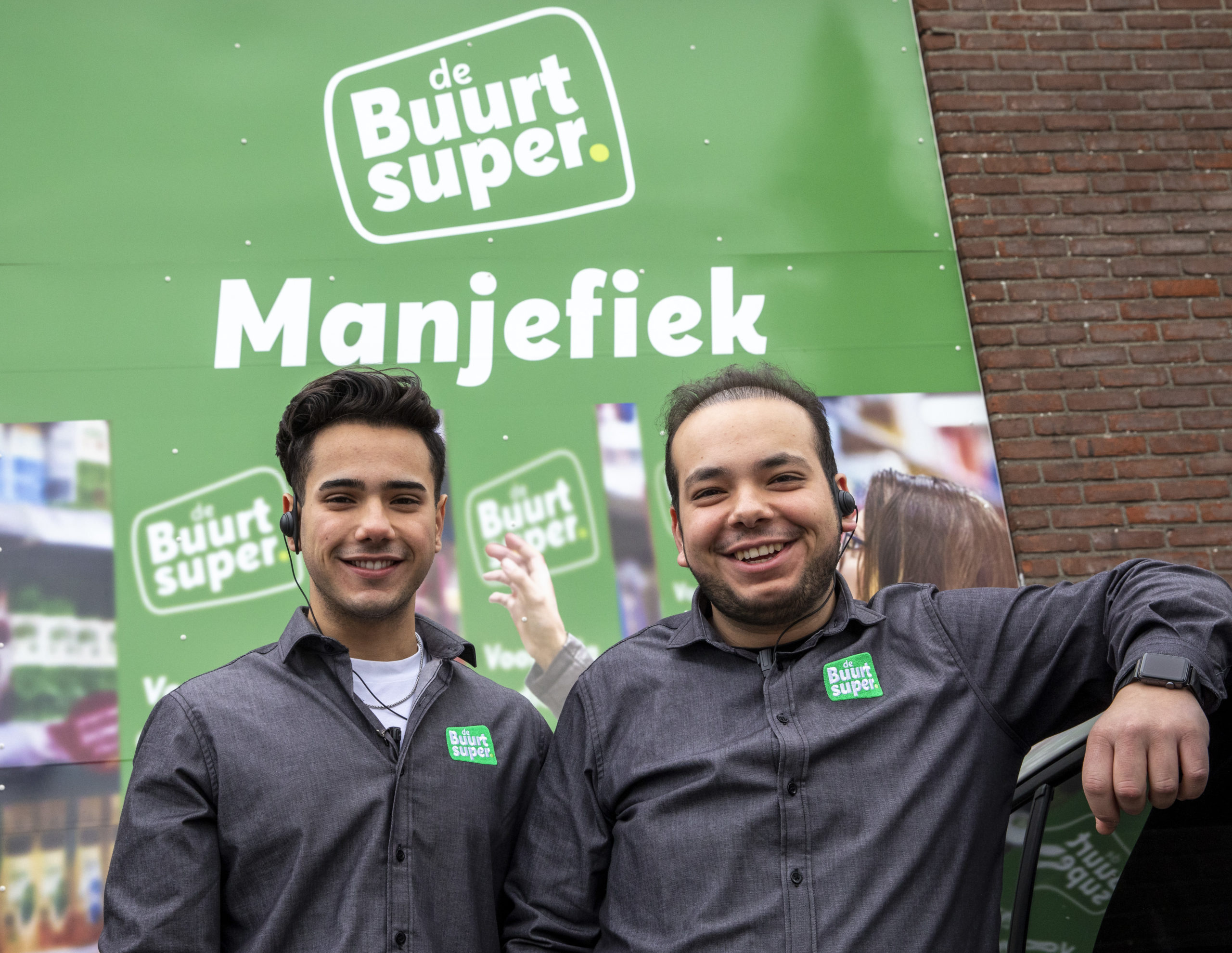 Links broertje Stefan Basta en rechts trotse ondernemer Joël Basta, voor de naam van de buurtsuper. Foto’s: Distrifood