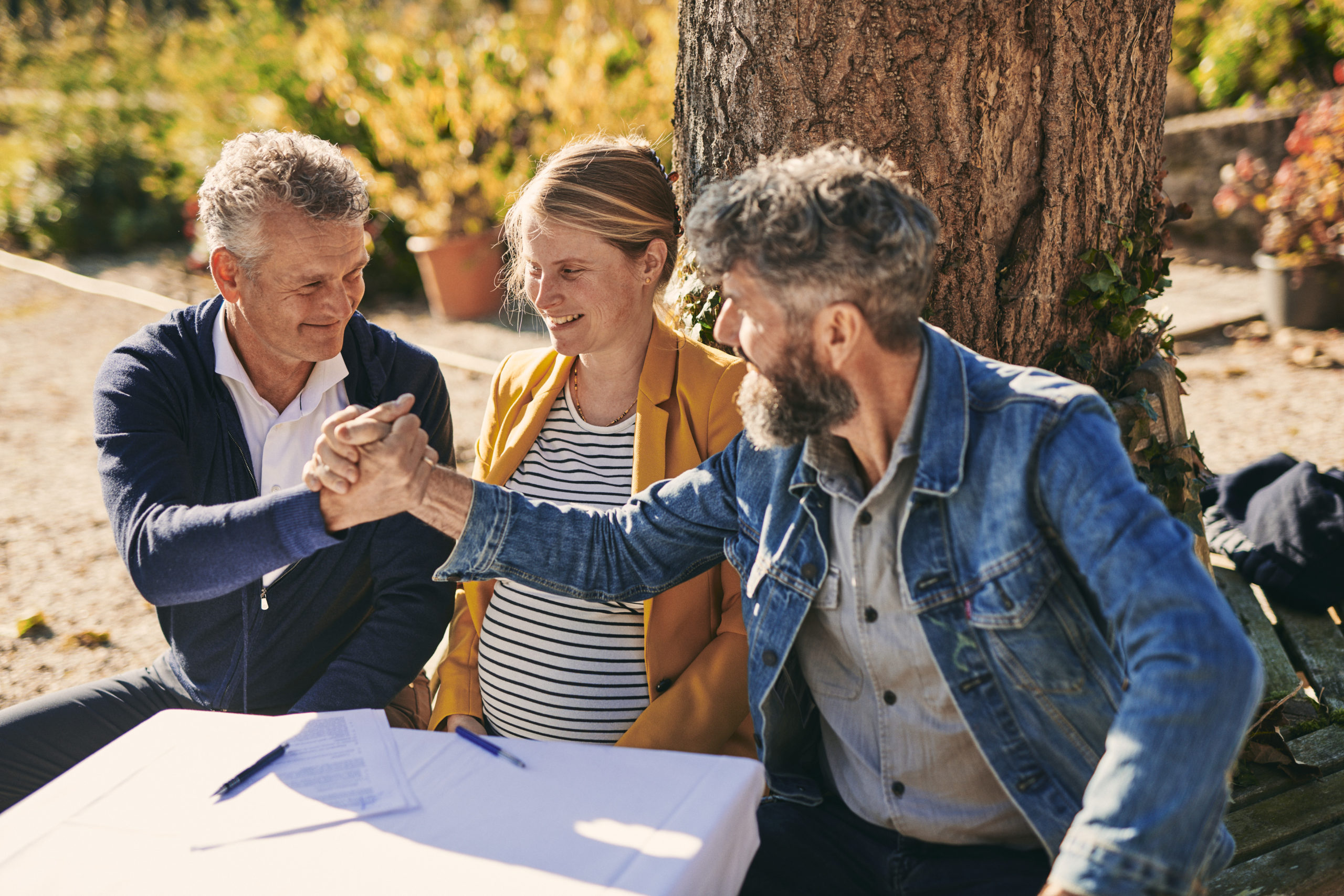 Erik Does sluit een akkoord met enkele boeren. Foto: Udea