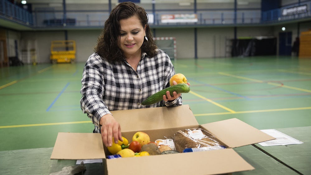 Het Rode Kruis deelt op diverse plekken in Nederland voedselpakketten uit aan hulpbehoevenden.