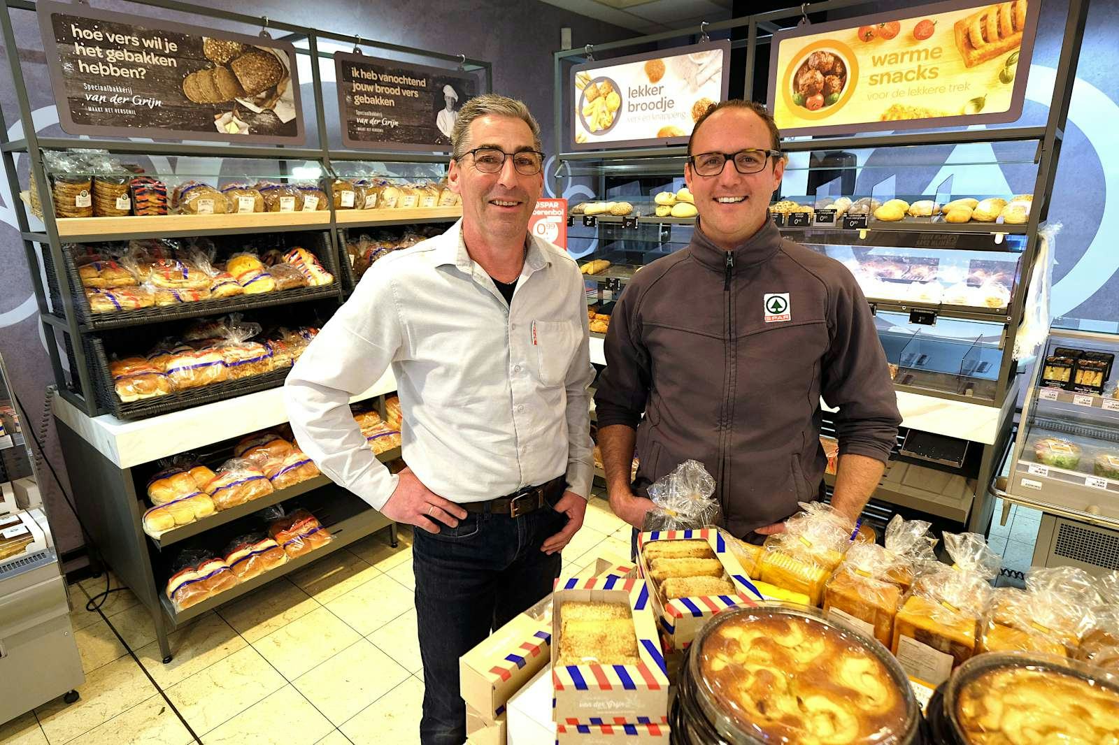 Dick Pruissen en Bert Jan van der Beek pakten direct de broodafdeling aan. ‘We hebben nu ook de hele dag brood.’ Foto’s: Distrifood