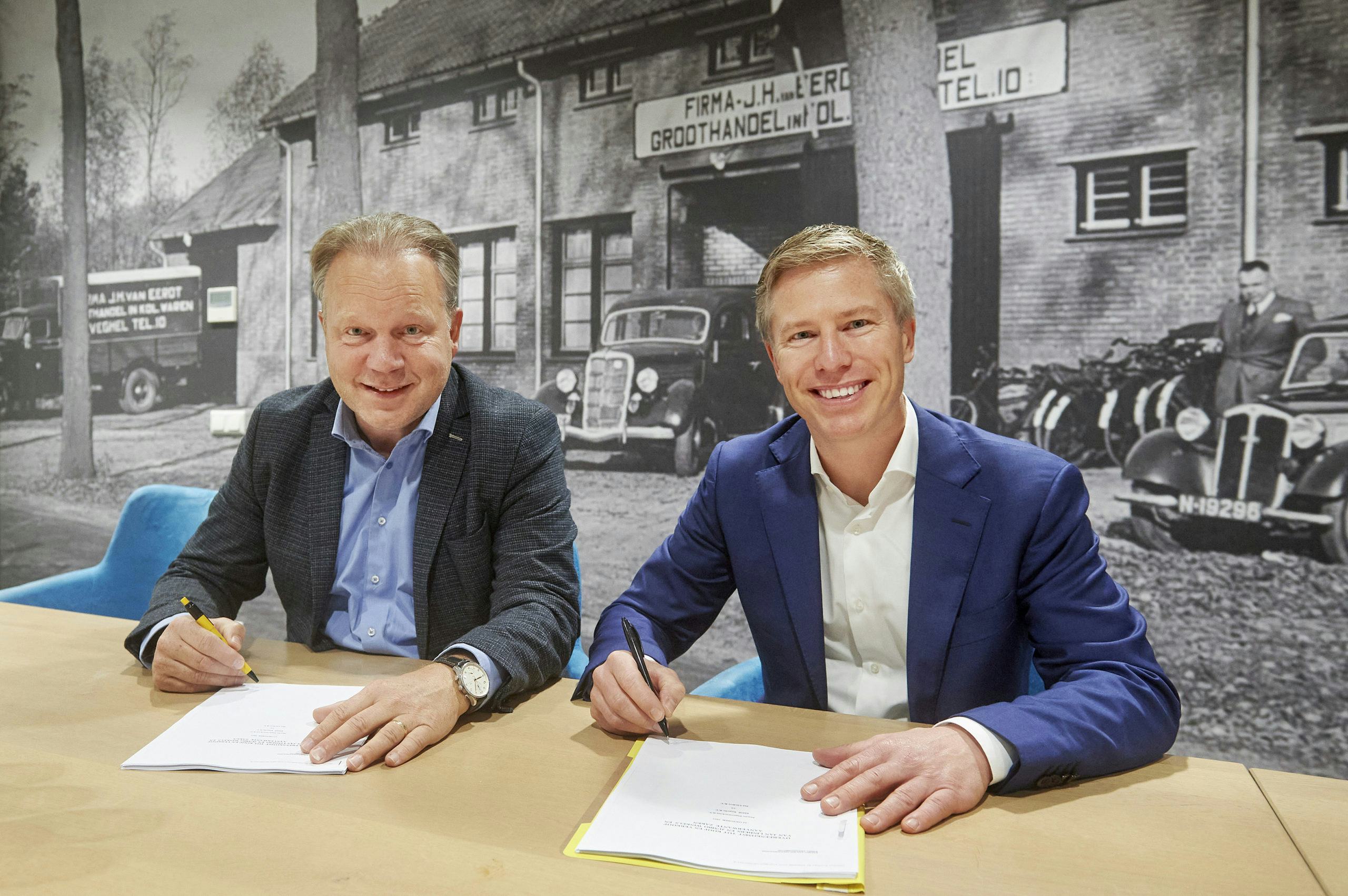 Ton van Veen (cfo Jumbo) en Ferry Moolenschot, algemeen directeur Jan Linders, tekenen de uitruilovereenkomst. Foto: Jumbo