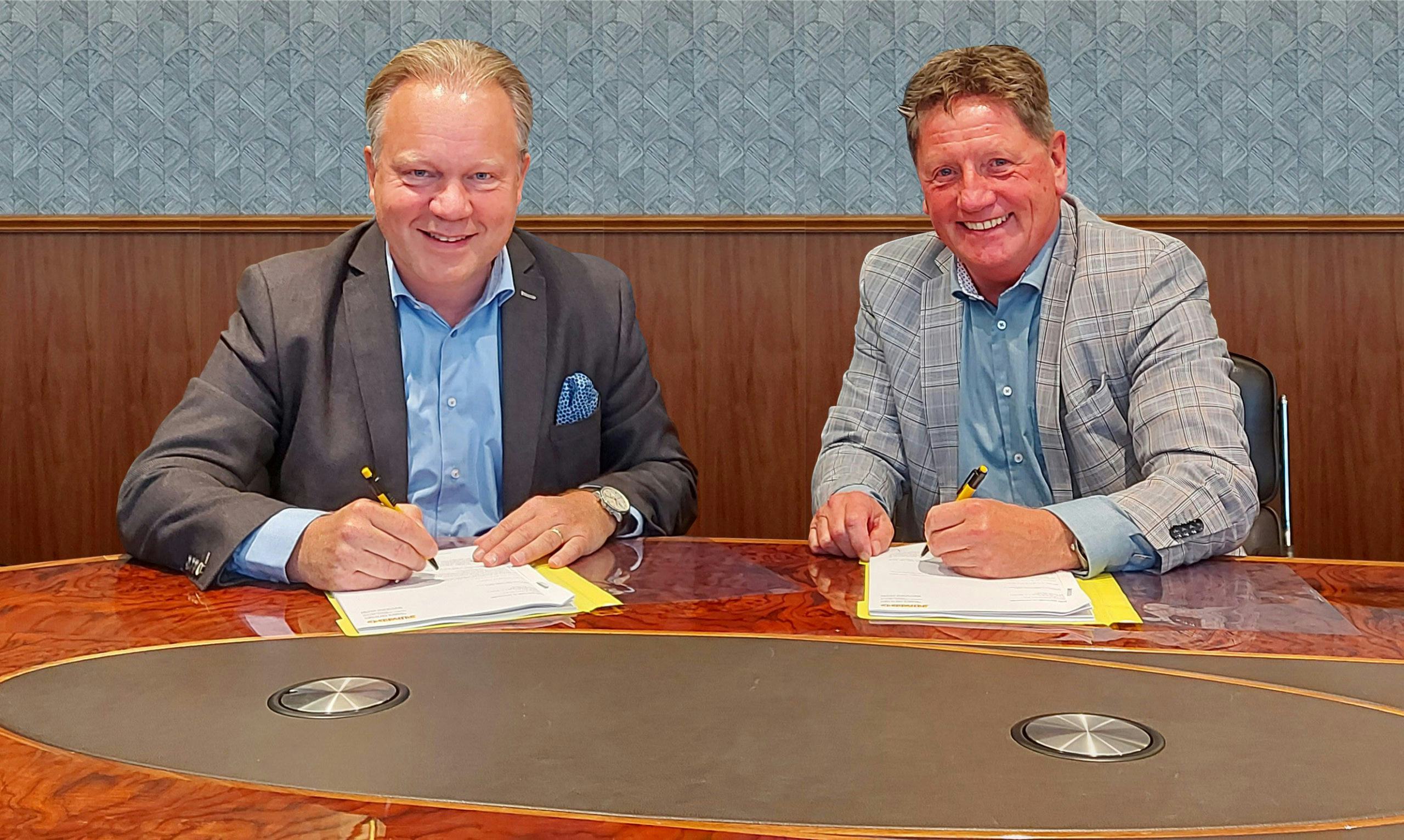 Ton van Veen (Jumbo) en Geert Benders bij het sluiten van de overeenkomst. Foto: Jumbo