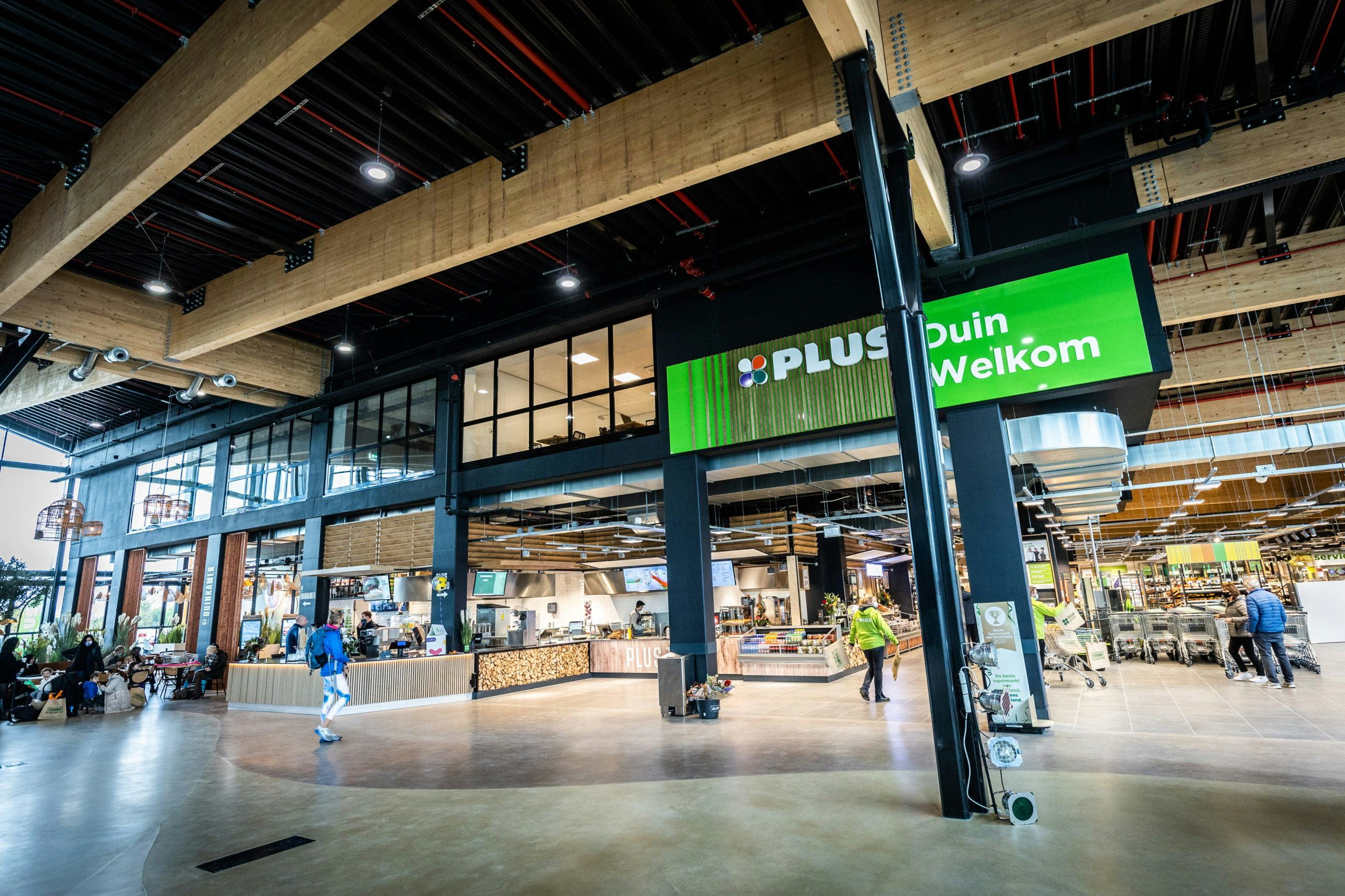 Het vooraanzicht van Plus Duin in Almere.