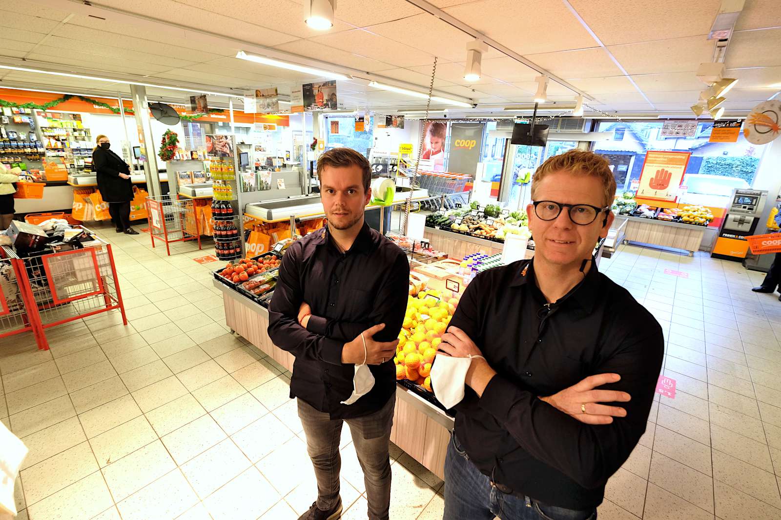 Evert-Jan van Egteren (rechts) met Reinier Schouten, zoon van de huidige eigenaar. Foto: Distrifood