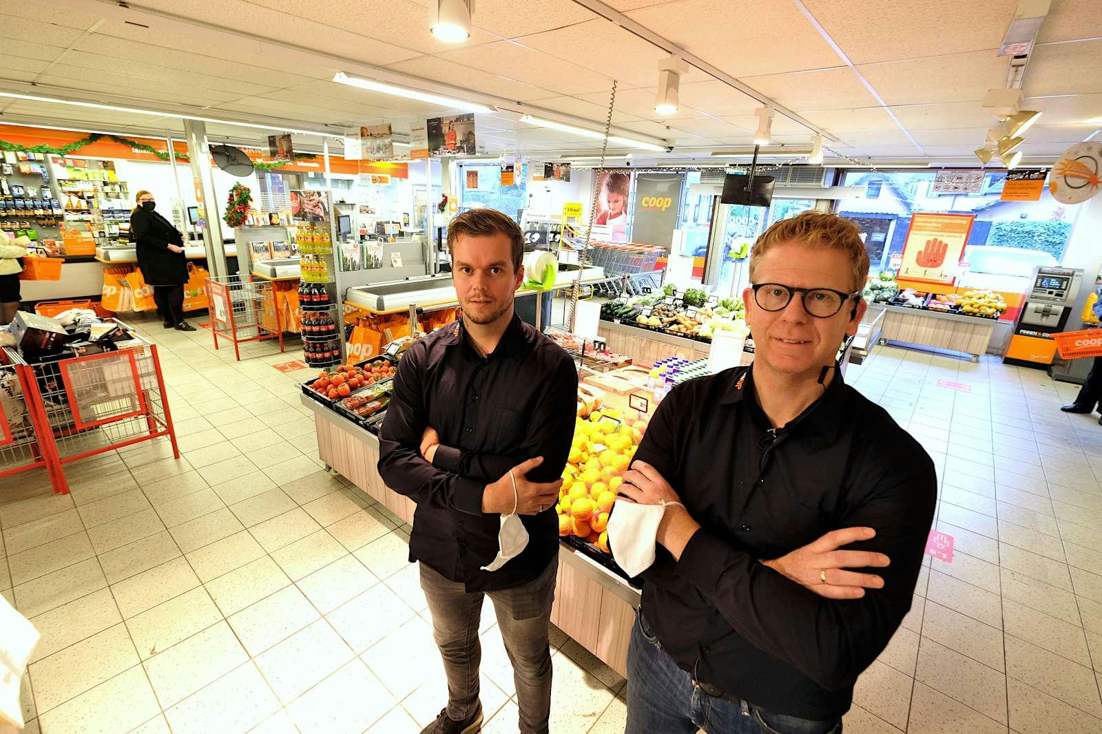 Evert-Jan van Egteren (rechts) met Reinier Schouten, zoon van de huidige eigenaar. Foto: Distrifood