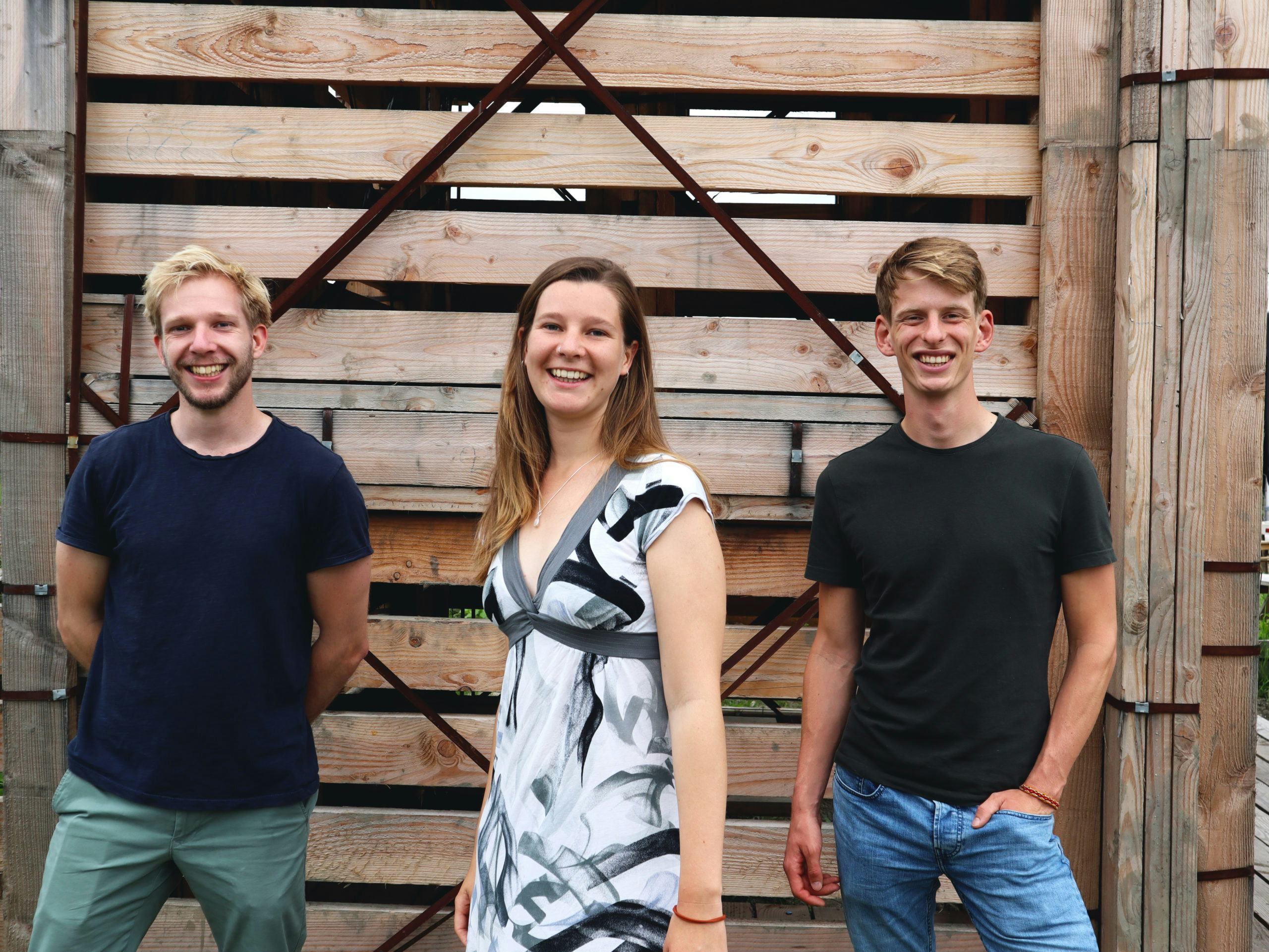 V.l.n.r.: Simon Schilt, Hester Schilt en Minne Baukema in betere tijden. De oprichters van Onze Markt zien graag meer duurzame producten uit de korte keten in de supermarkt. Foto: Onze Markt