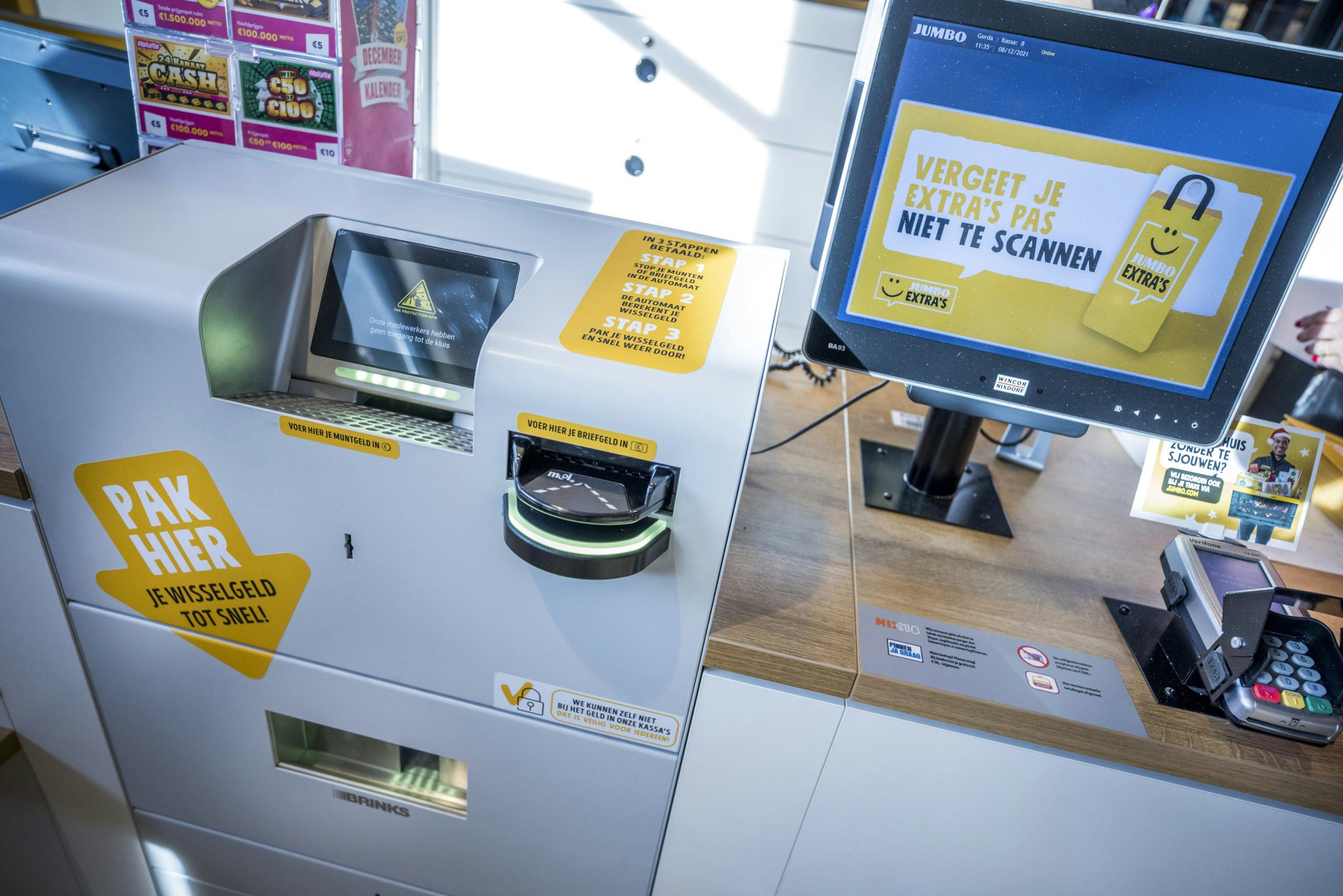 De kassa-automaat in de pas geopende Jumbo Sittard Stadion waar klanten contant kunnen betalen.  De machine geeft zelf wisselgeld terug. Foto: Marcel van Hoorn.