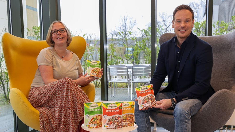 Liesbeth Dufornee en Roel Goudsmits presenteren de Bonduelle Lunch Bowl.