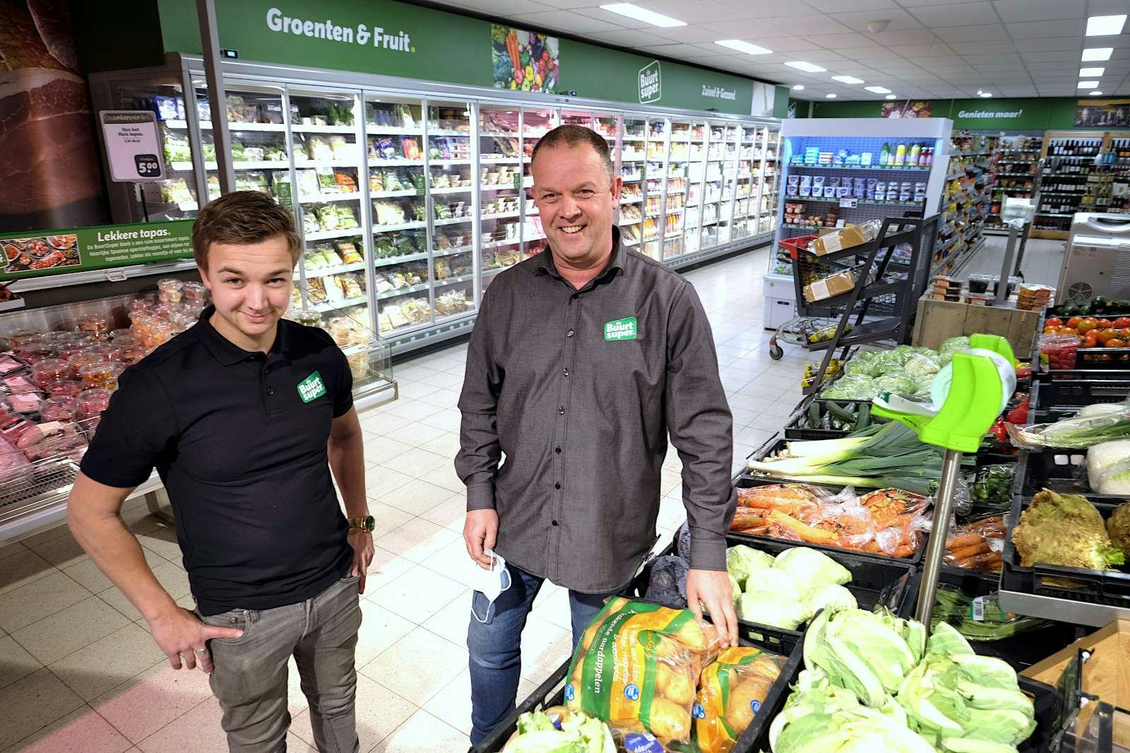 Jacob Lolkema met zoon Bart die de winkel wil overnemen. ‘Als supermarktmanager heb je het makkelijker dan als ondernemer.’          Foto: Distrifood