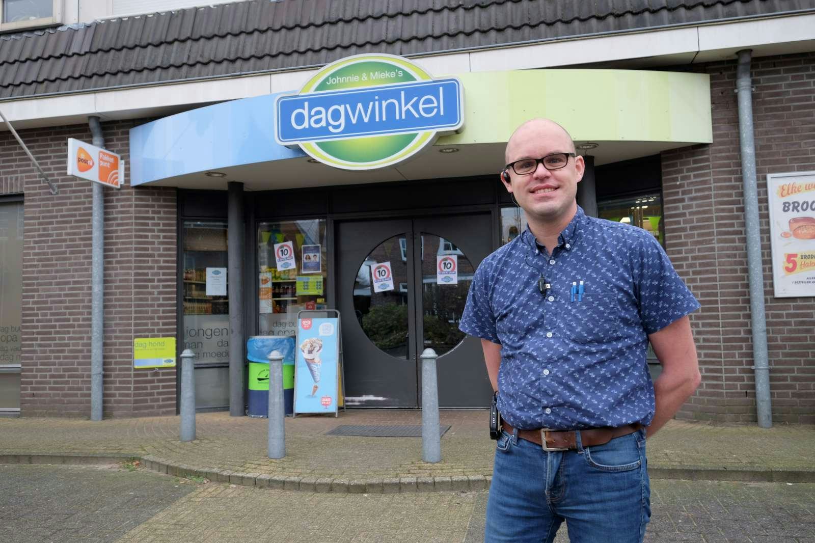 Johnnie van der Heijden voor zijn Dagwinkel in Vorstenbosch. ‘Bij een baas zou ik meer verdienen, maar dit geeft meer voldoening.’Foto: Distrifood