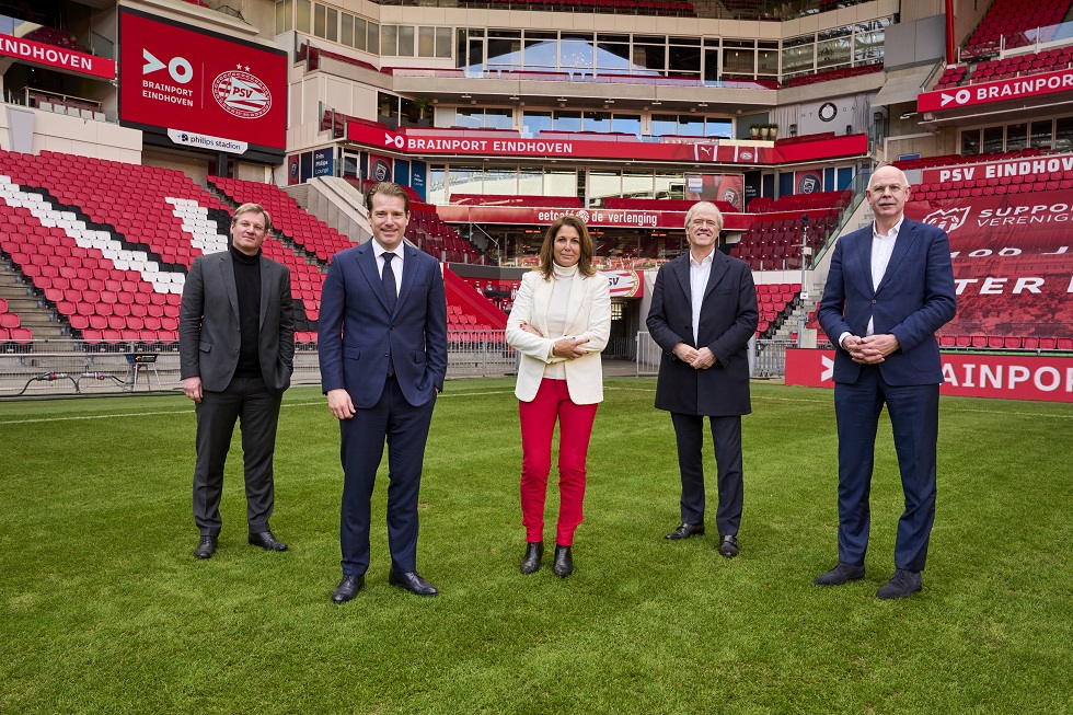 PSV Colette Cloosterman-Van Eerd tussen andere PSV sponsoren Foto: PSV