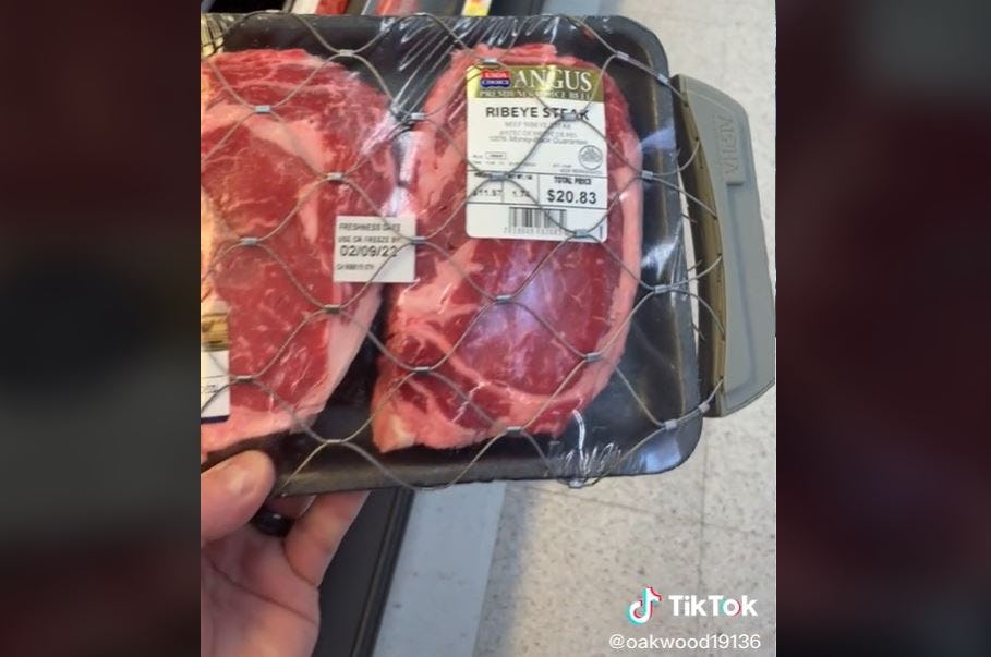 Walmart, vlees met beveiligingsnet met slot. Foto: TikTok/oakwood19136