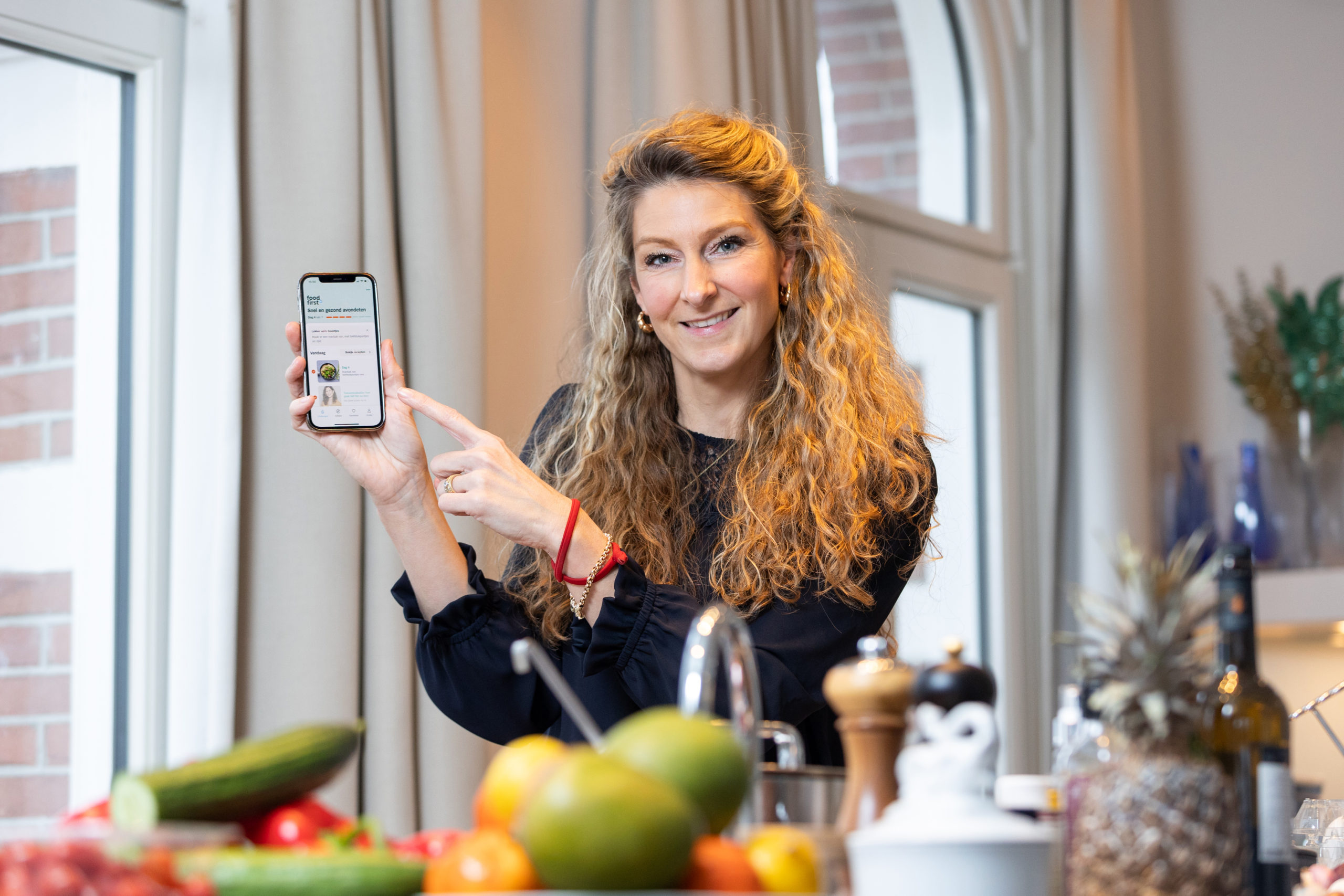 Director Sandy Six met de app. Foto: Diederik van der Laan