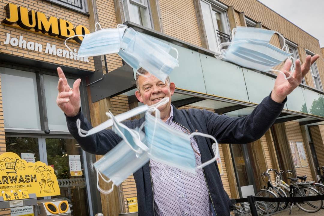 Jumbo-ondernemer Johan Mensink in Bathmen is blij: 26 juni 2021 is mondmaskerbevrijdingsdag. Archieffoto: Koos Groenewold