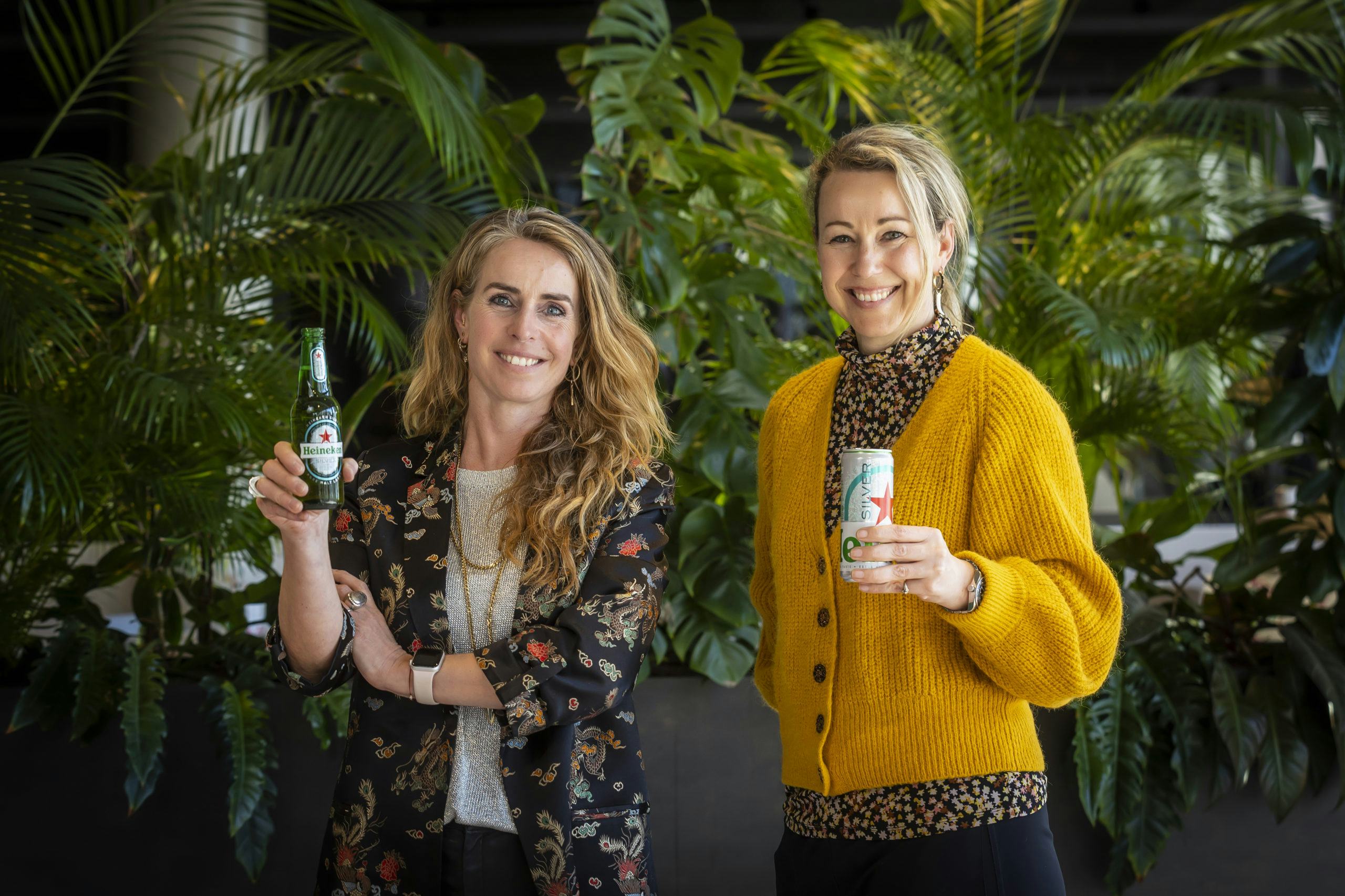 Els Dijkhuizen (links) en Fleur Jansen lanceren vandaag Heineken Silver.