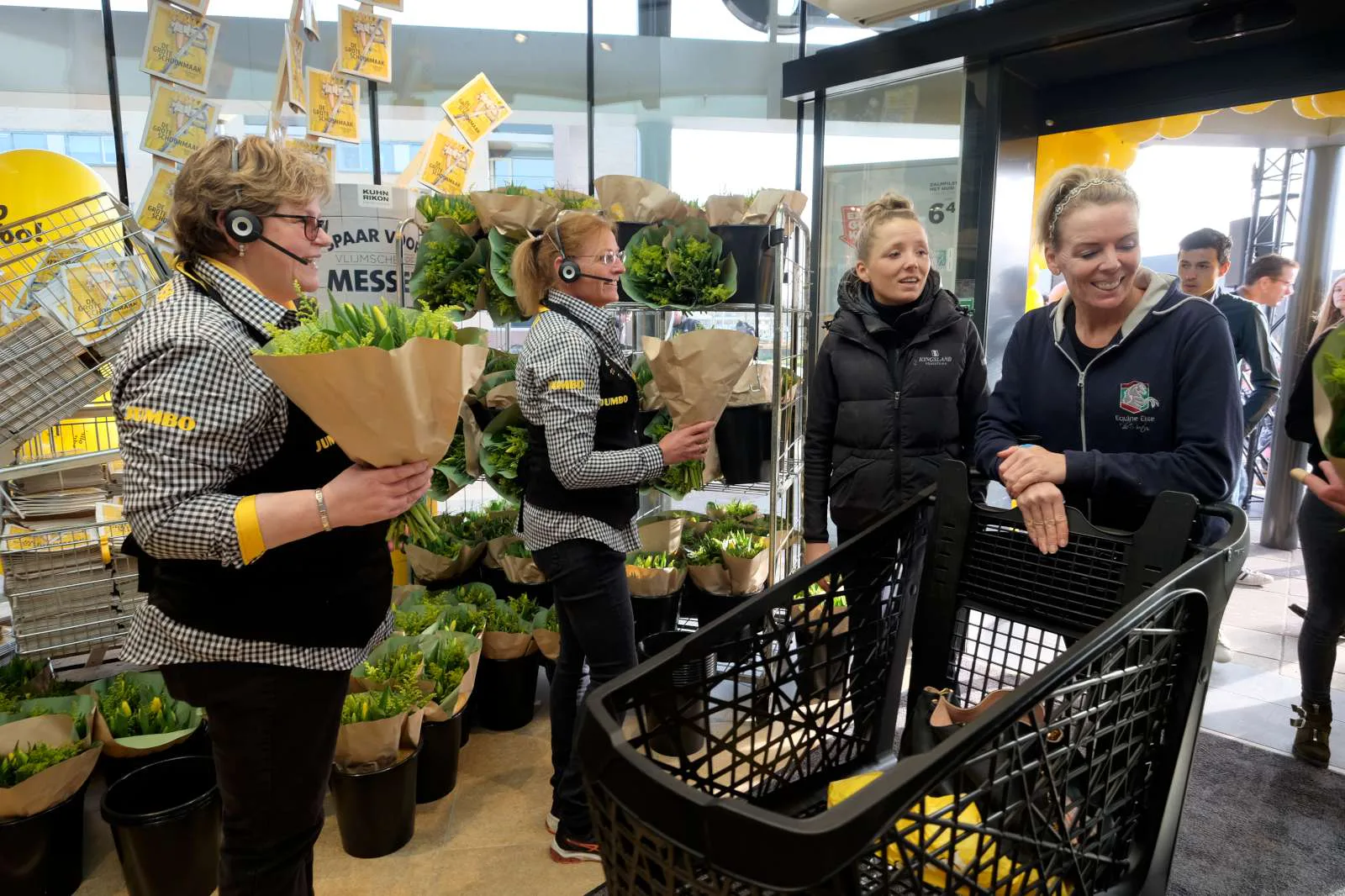 Oudgedienden van Jan Linders begroeten de klanten. Ze zijn nu bij Heerschap in dienst. Foto: Distrifood.