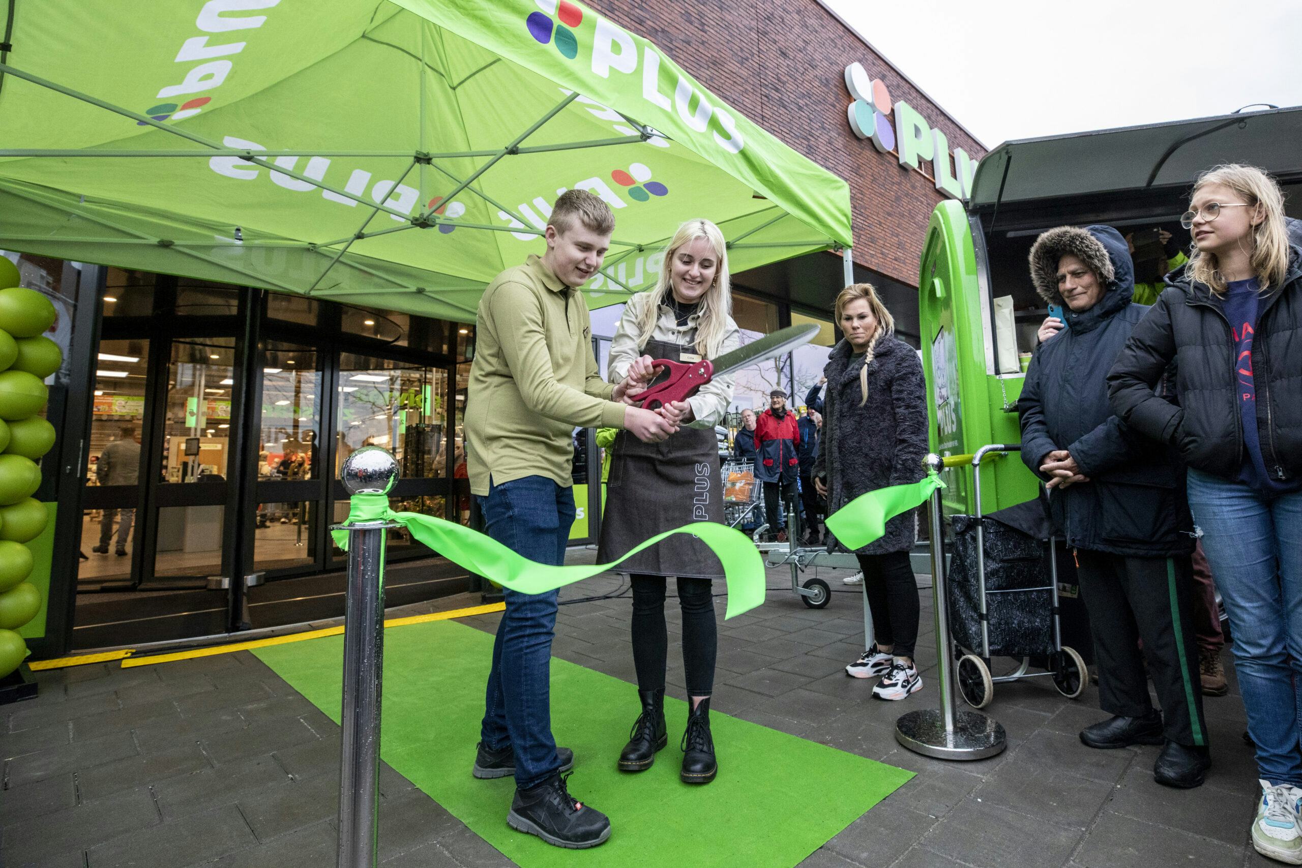 Historisch moment. De eerste als Plus geopende voormalige Coop. Foto: Anne van der Woude