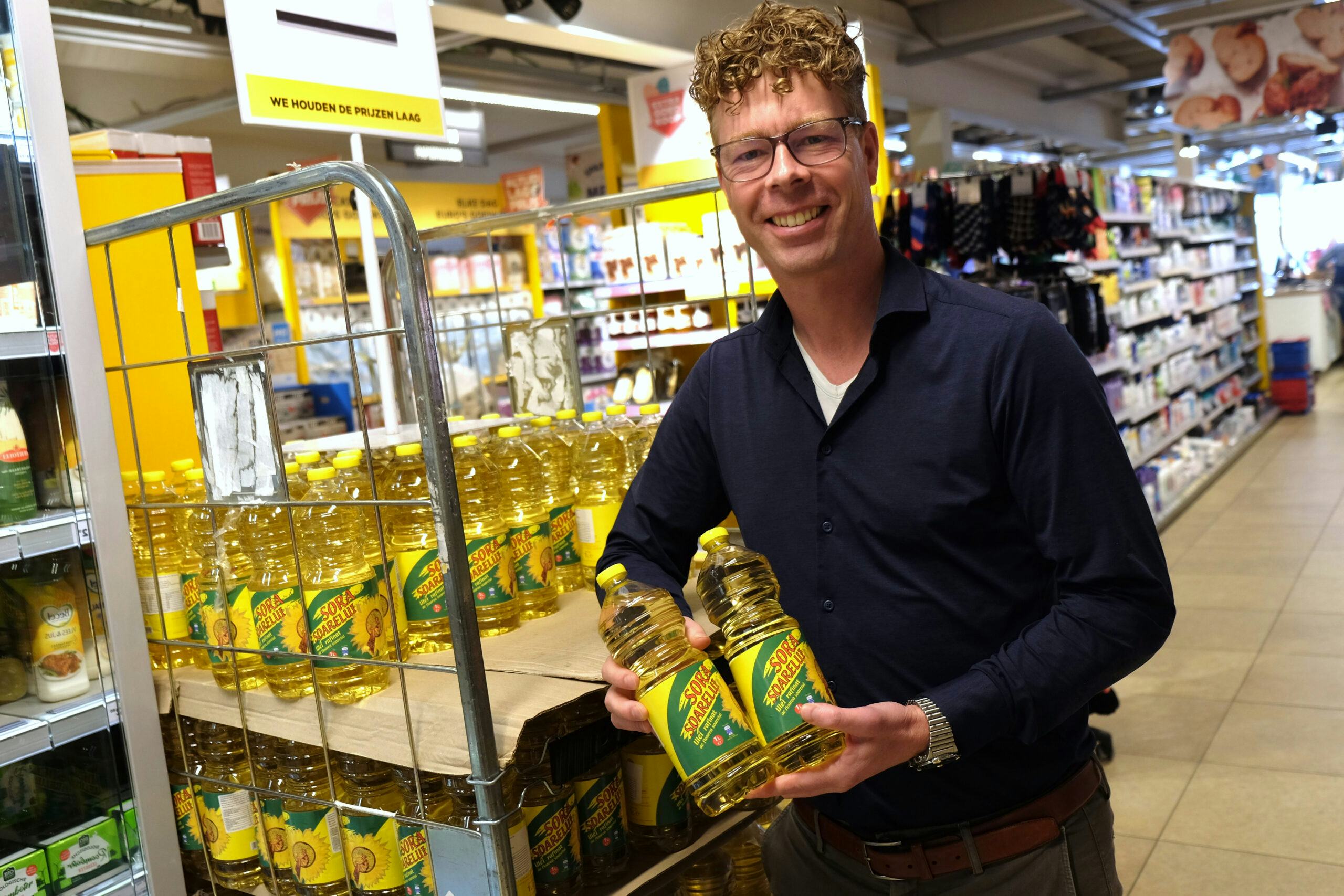 Jumbo-franchiser Bas Bobeldijk kocht 48.000 flessen zonnebloemolie in samen met AH-ondernemer Jos van den Berg. Foto: Distrifood.