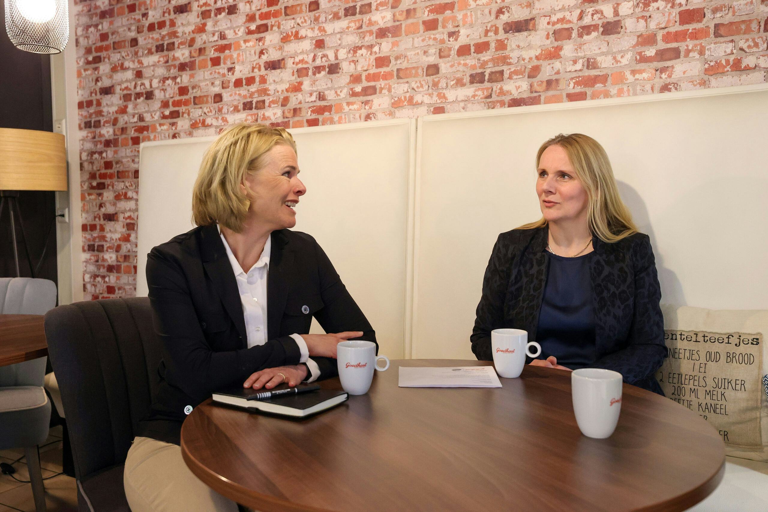 Dorien van Haselen (l) en Chantal de Rijk.