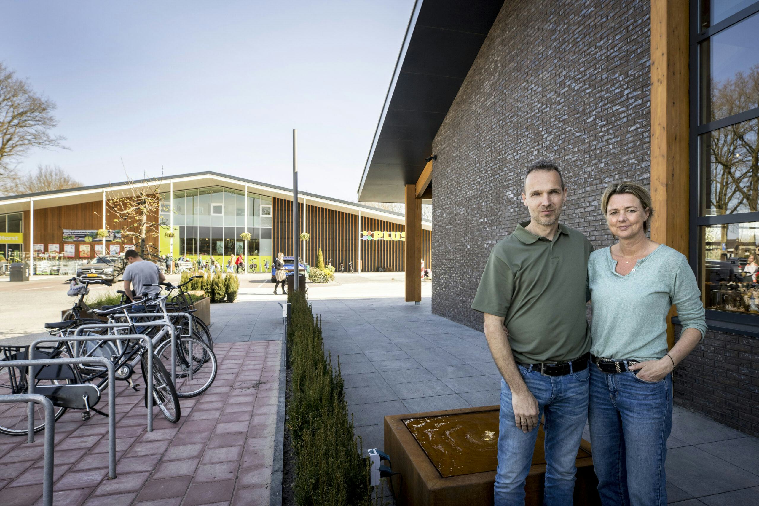 Ondernemersechtpaar Ronny en Esther van der Horst voor Bakkerij PIet met op de achtergrond hun Plus-supermarkt. Foto Koos Groenewold.