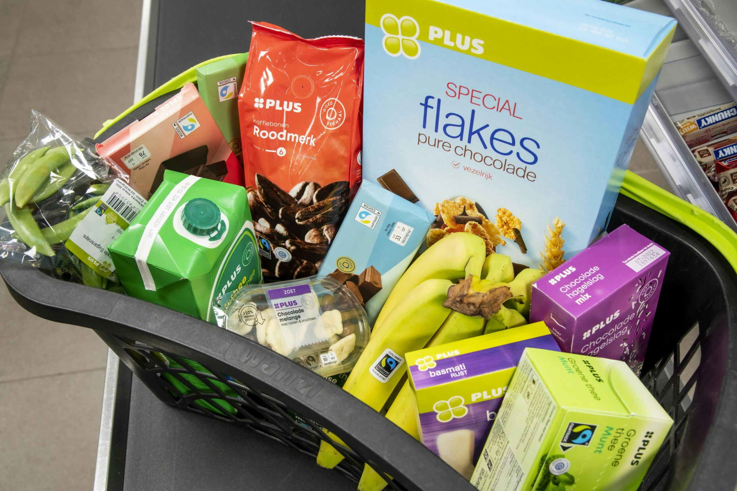 Fairtrade-producten in het winkelmandje van Plus. Foto: Plus