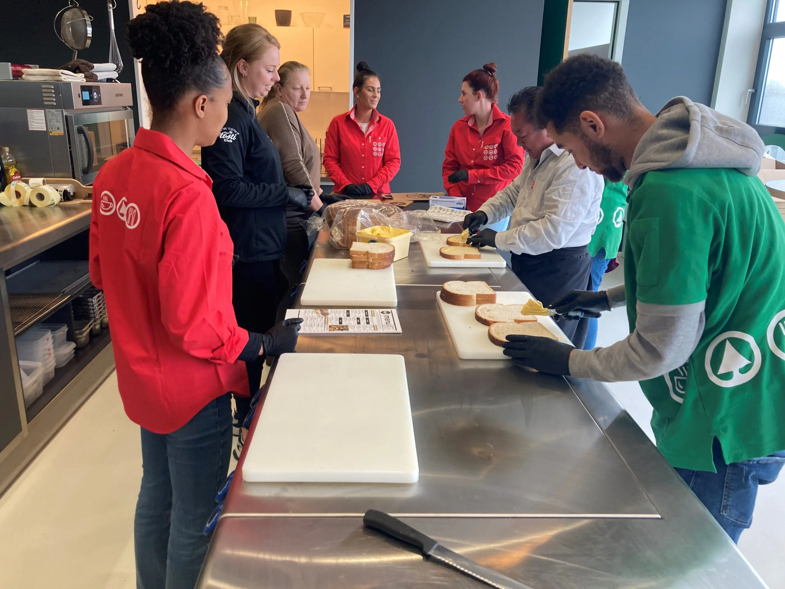 Medewerkers van Spar Glashaven in Rotterdam volgen een training. Foto Distrifood